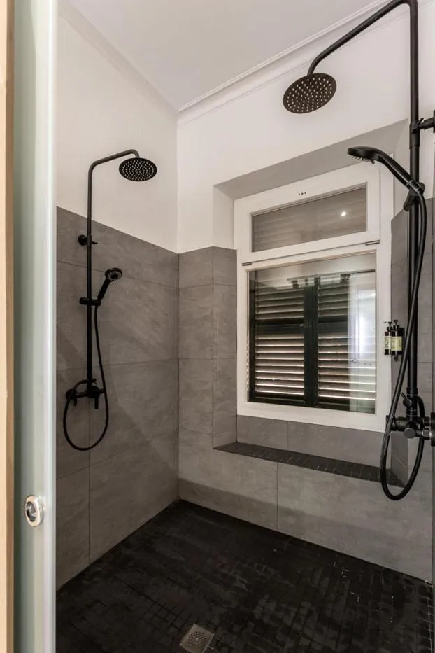 Shower in Antiguo Brondo Selfcheck-in Smart Rooms