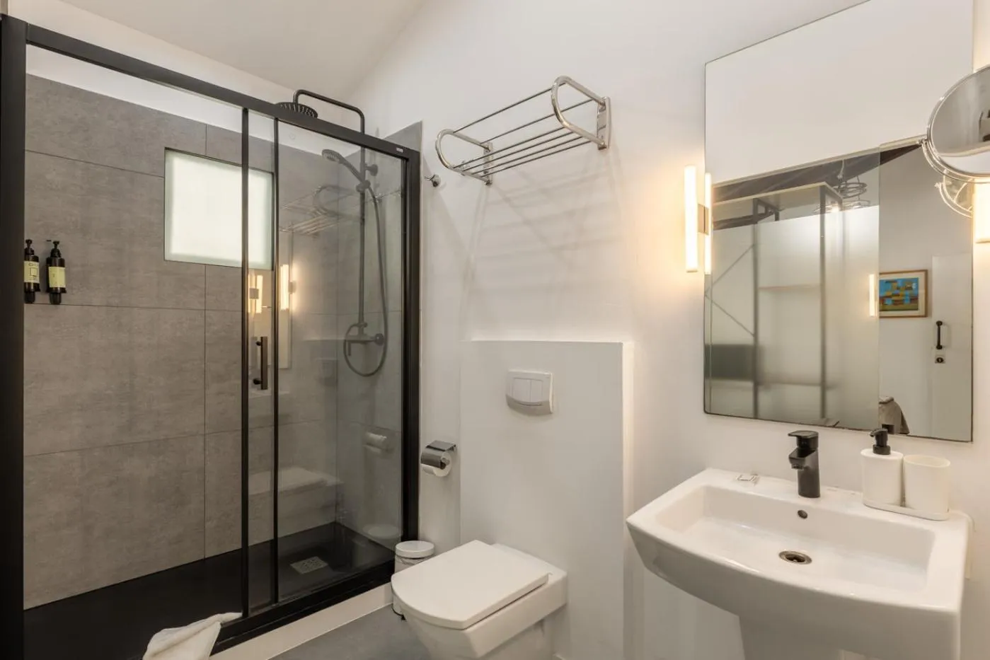 Bathroom in Antiguo Brondo Selfcheck-in Smart Rooms