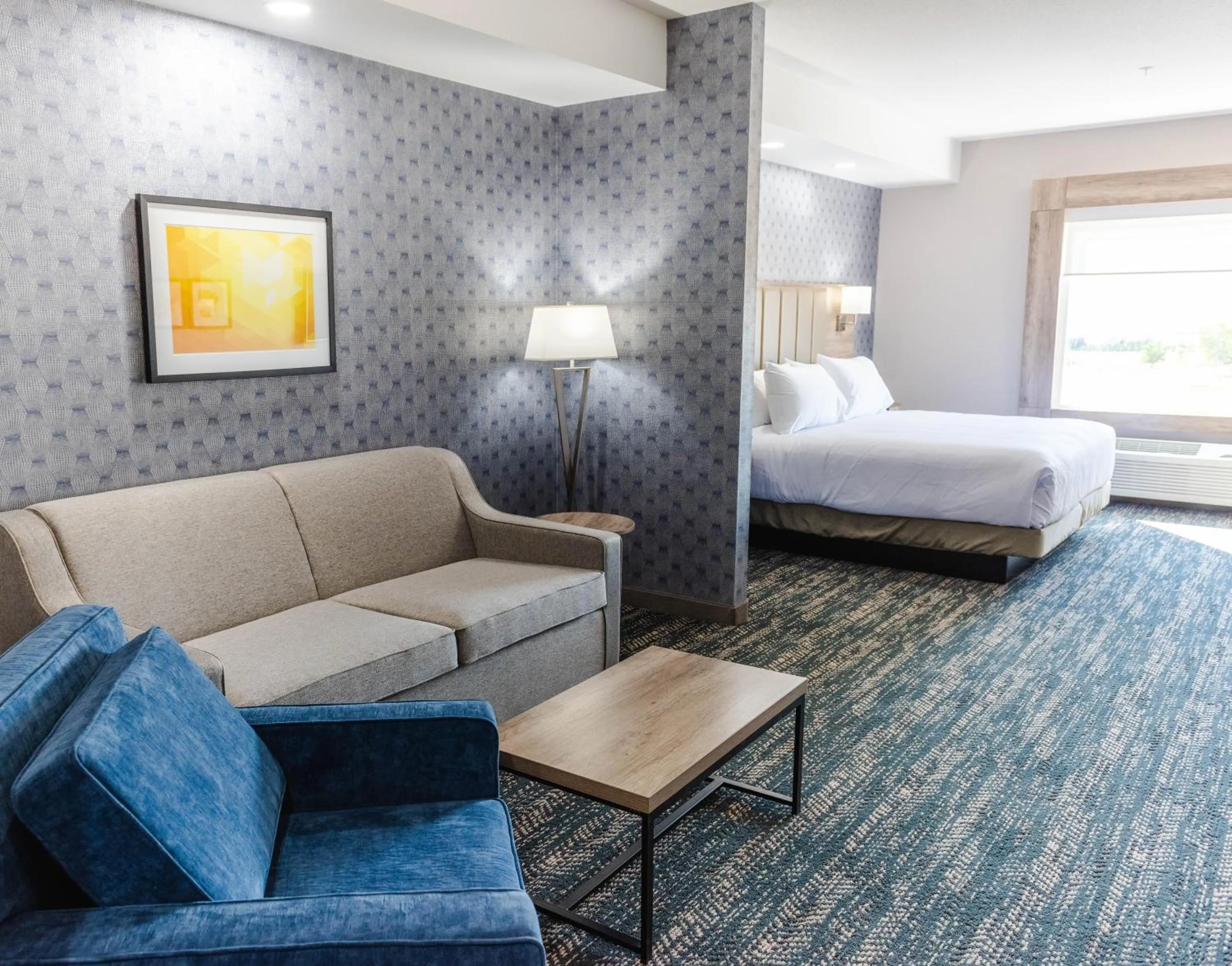 Living room, Bed in Best Western Premier Executive Residency Medicine Hat