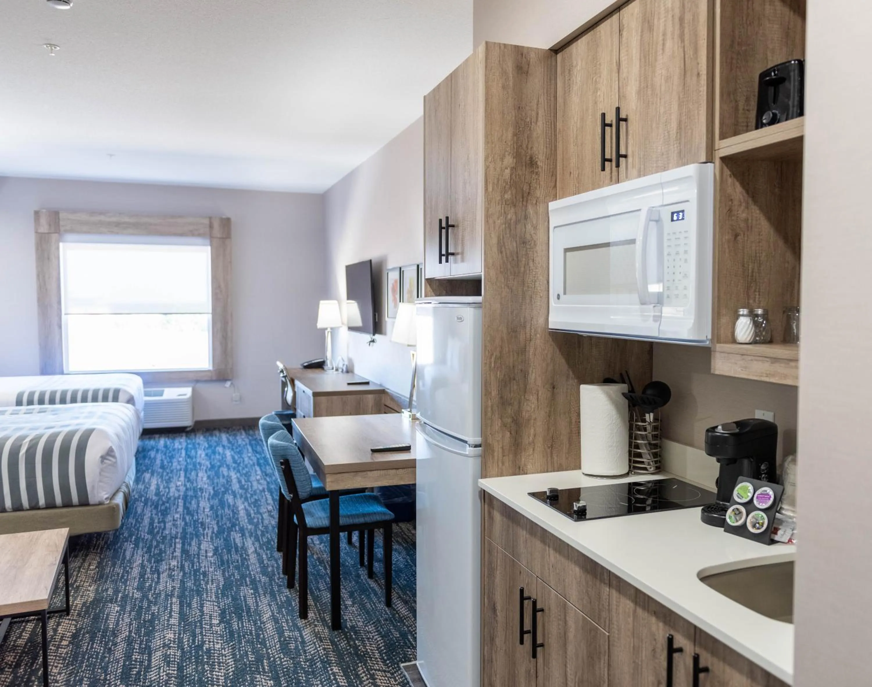 Kitchen or kitchenette in Best Western Premier Executive Residency Medicine Hat