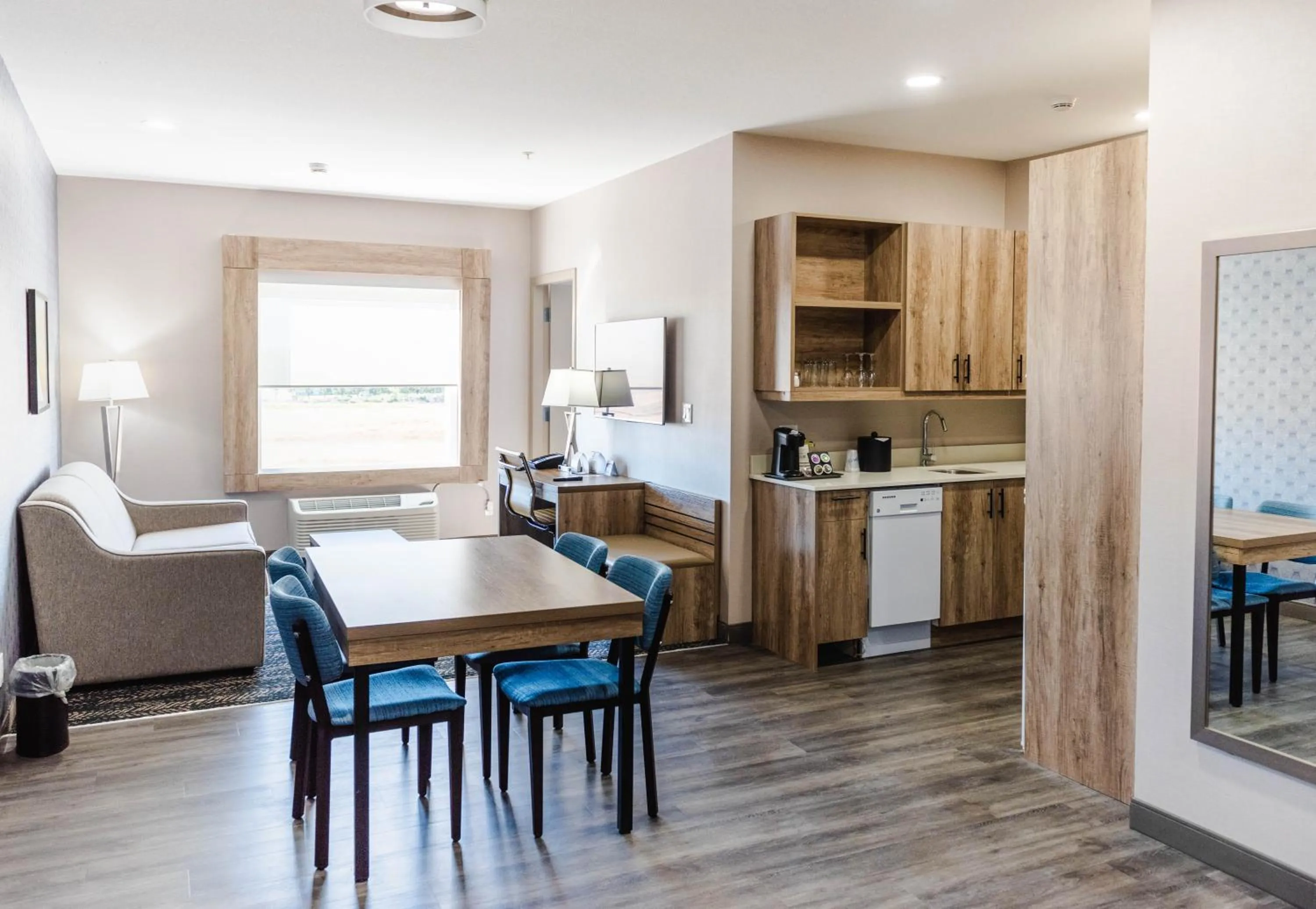Kitchen or kitchenette in Best Western Premier Executive Residency Medicine Hat