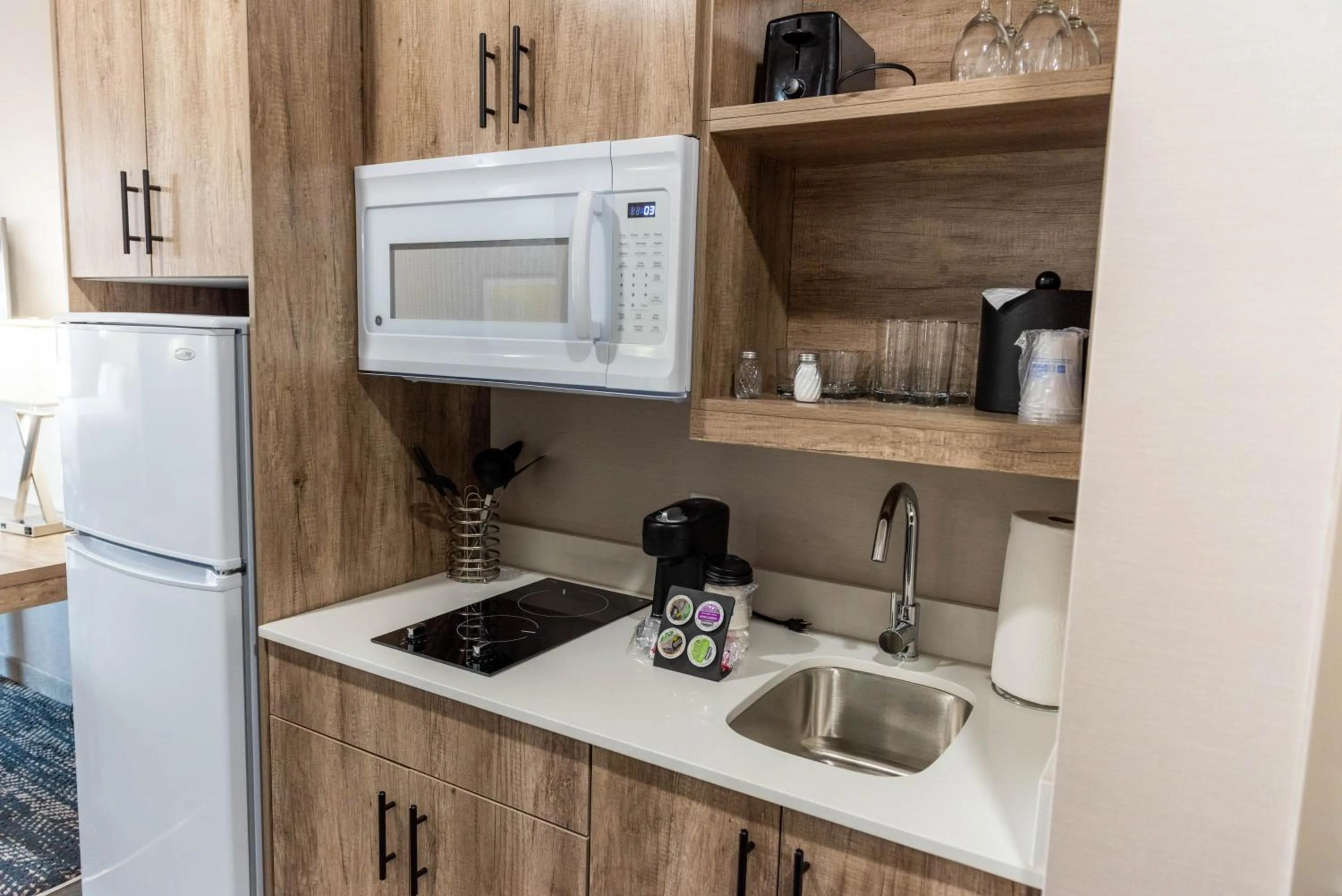 Kitchen or kitchenette in Best Western Premier Executive Residency Medicine Hat