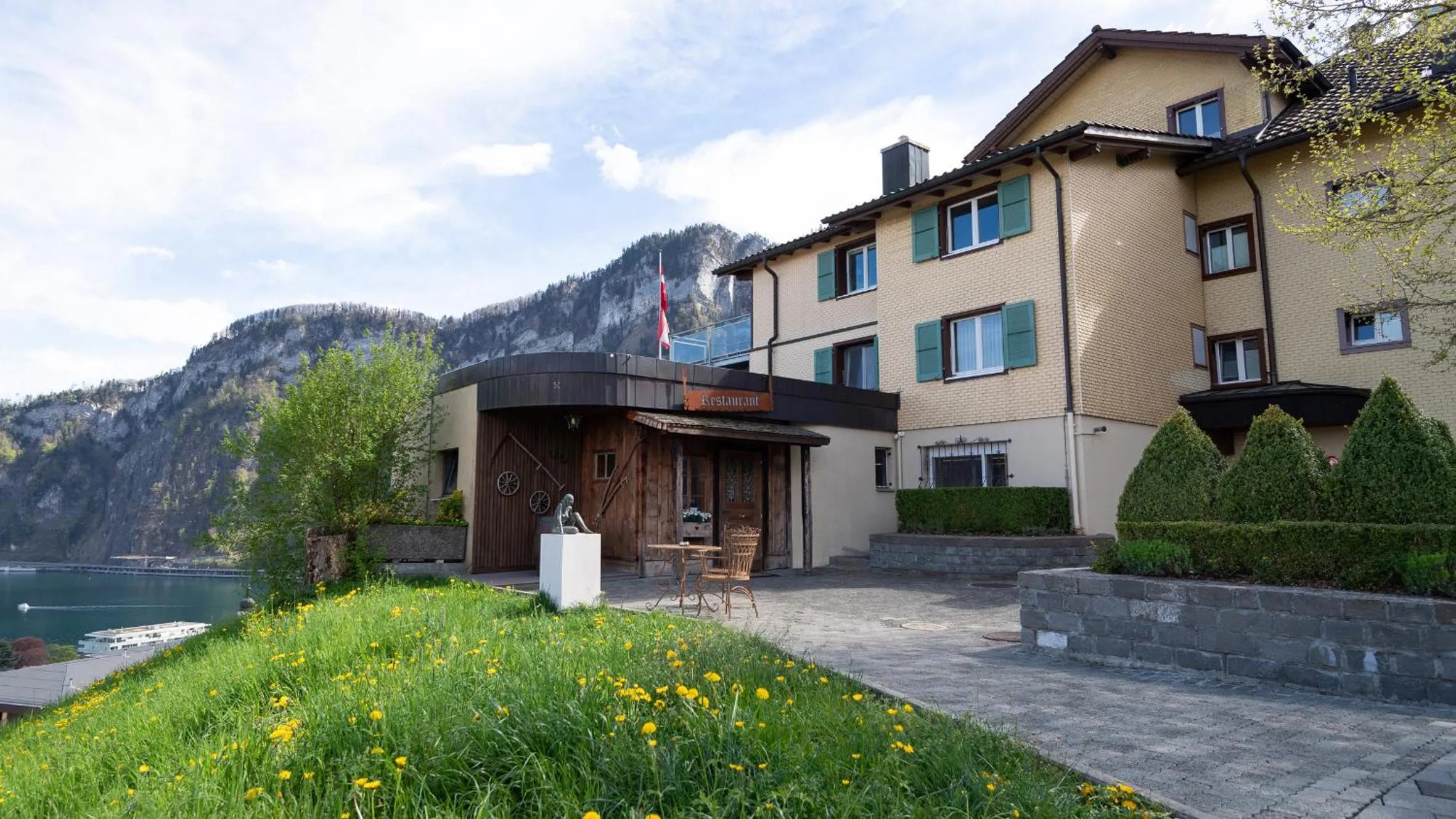 Restaurant/places to eat in Hotel Roggerli