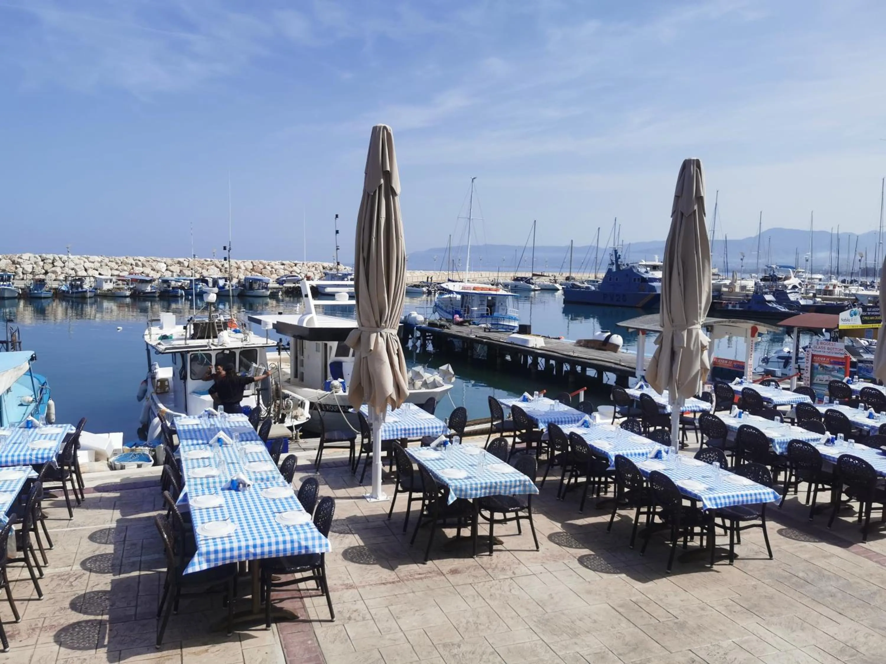 Restaurant/places to eat in Y & P LATCHI HOTEL