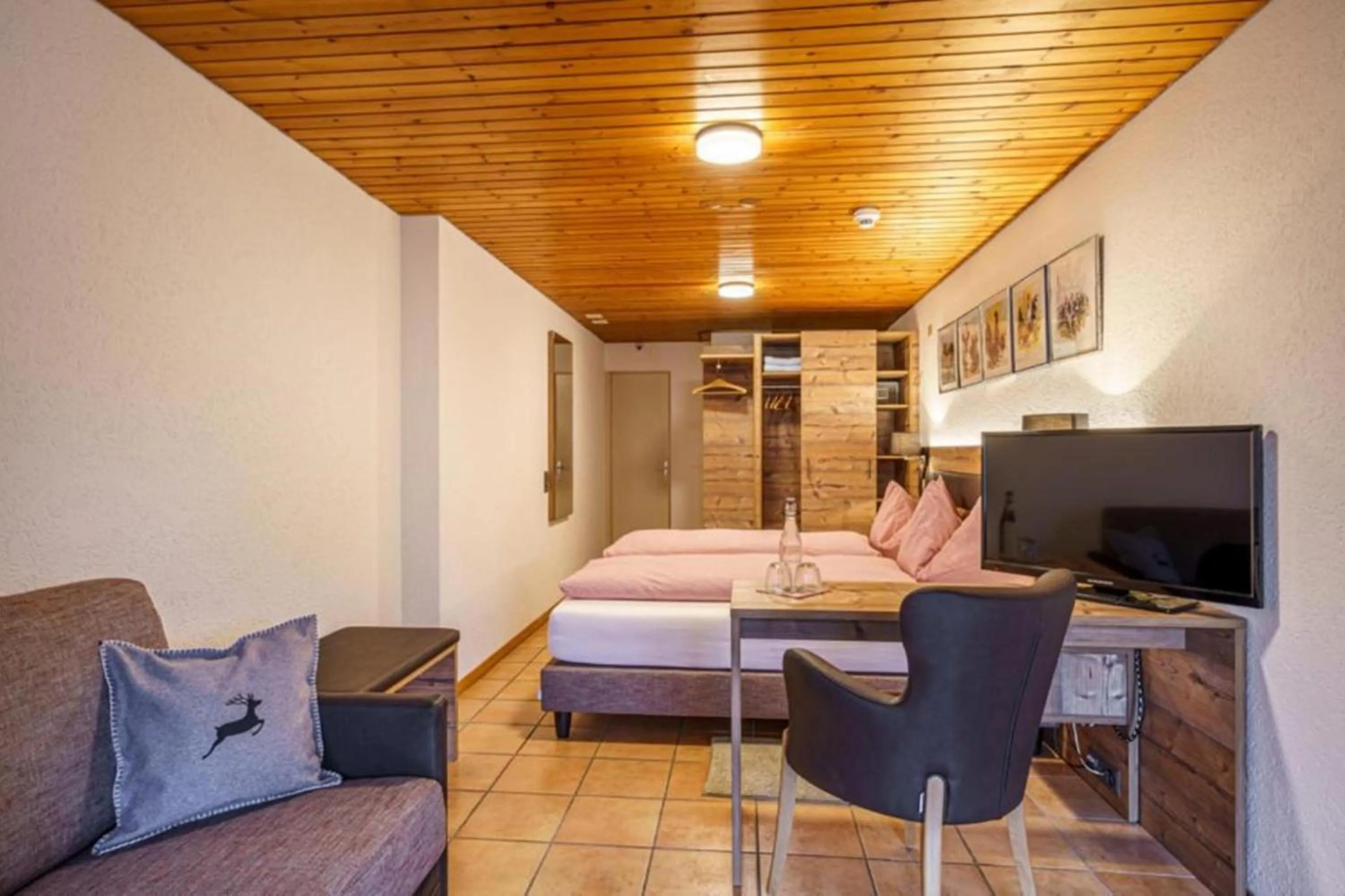 Bedroom, Bed in Alpenblick Hotel & Restaurant Wilderswil by Interlaken