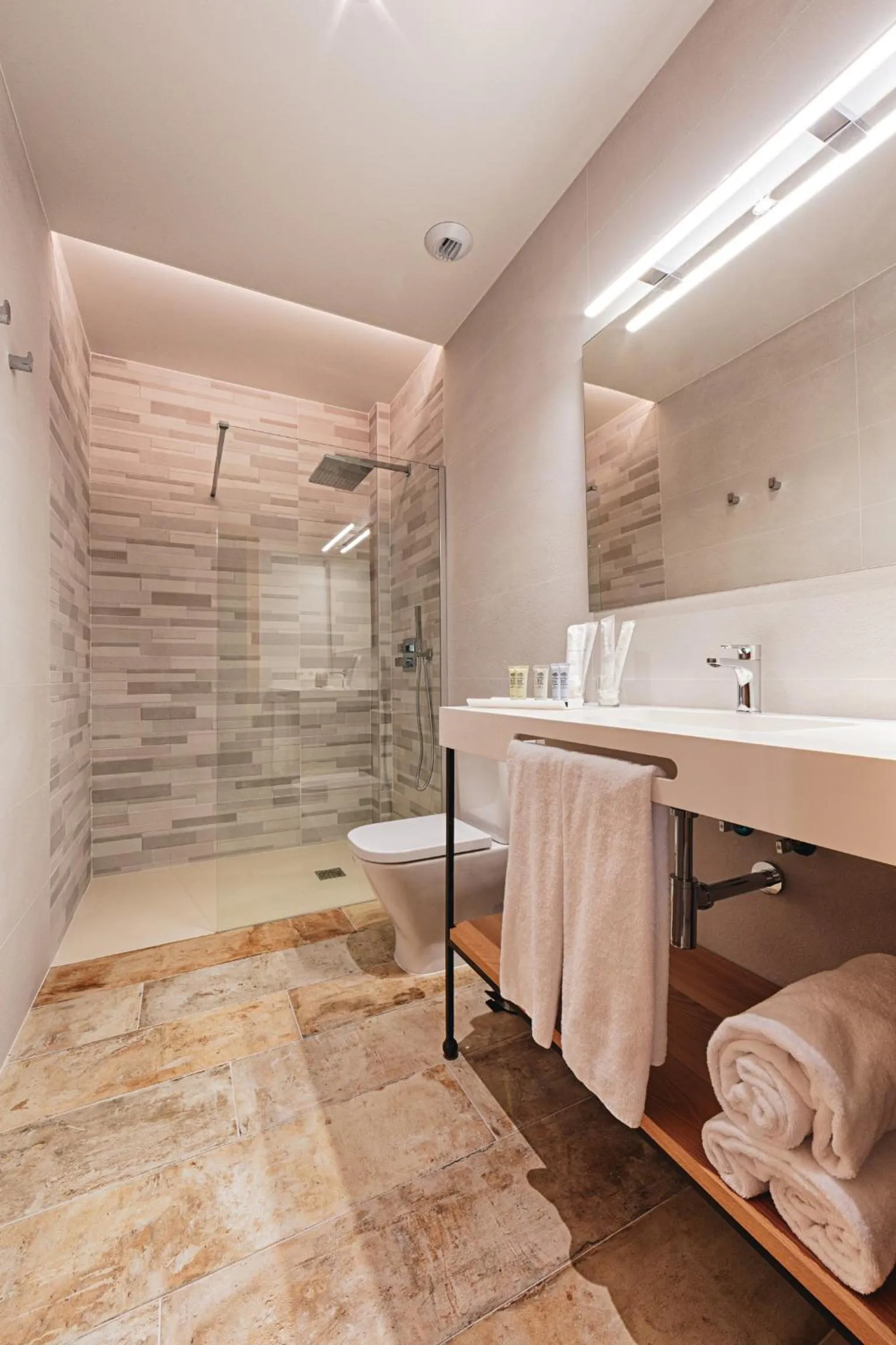 Shower in Hotel rural La Tejera