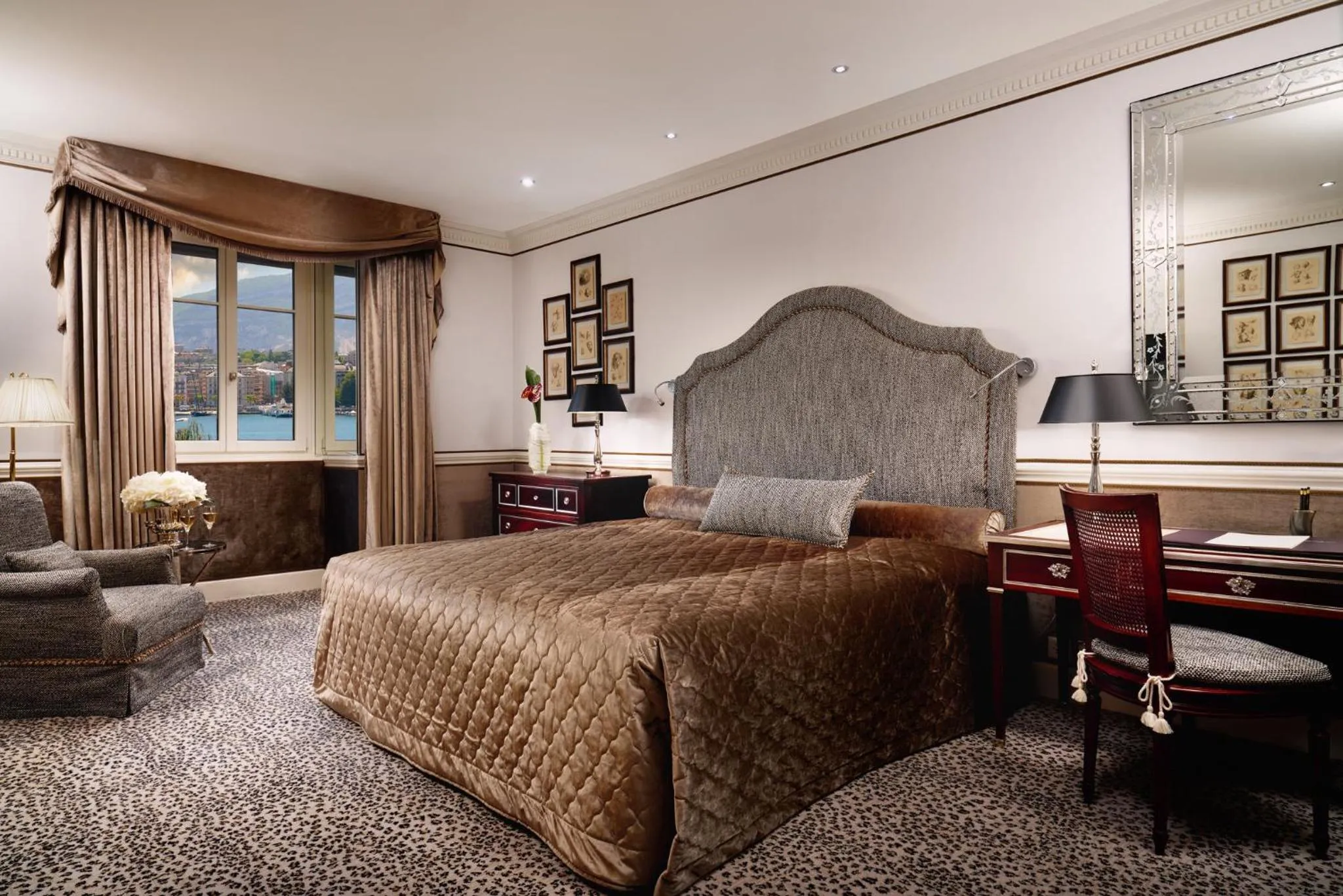 Bathroom, Bed in Hotel d'Angleterre