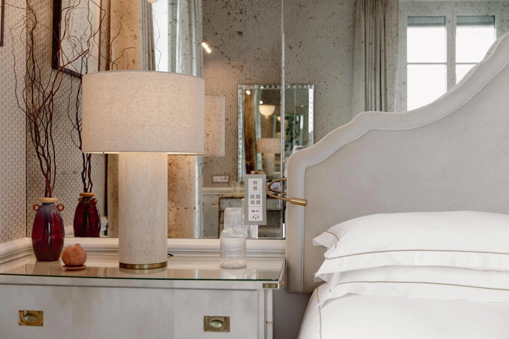 Bedroom, Bed in Hotel d'Angleterre