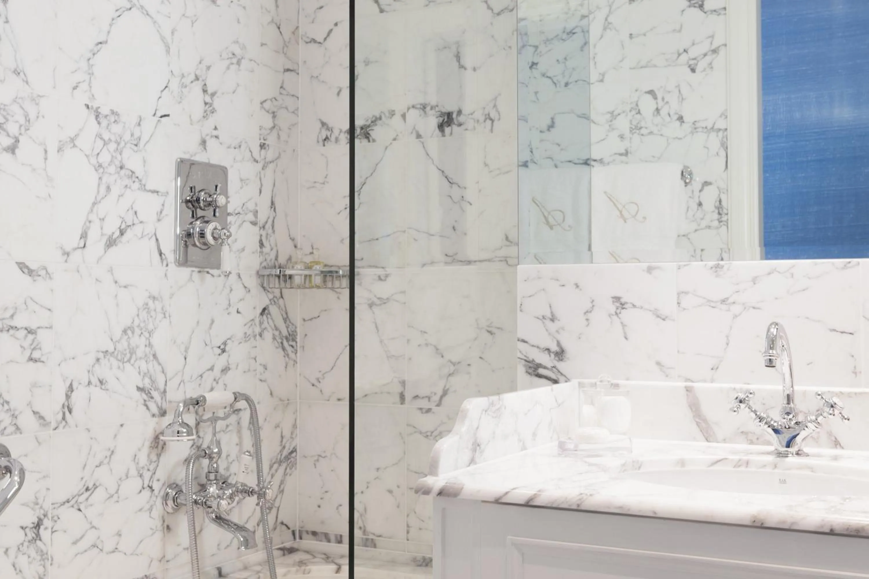 Bathroom in Hotel d'Angleterre