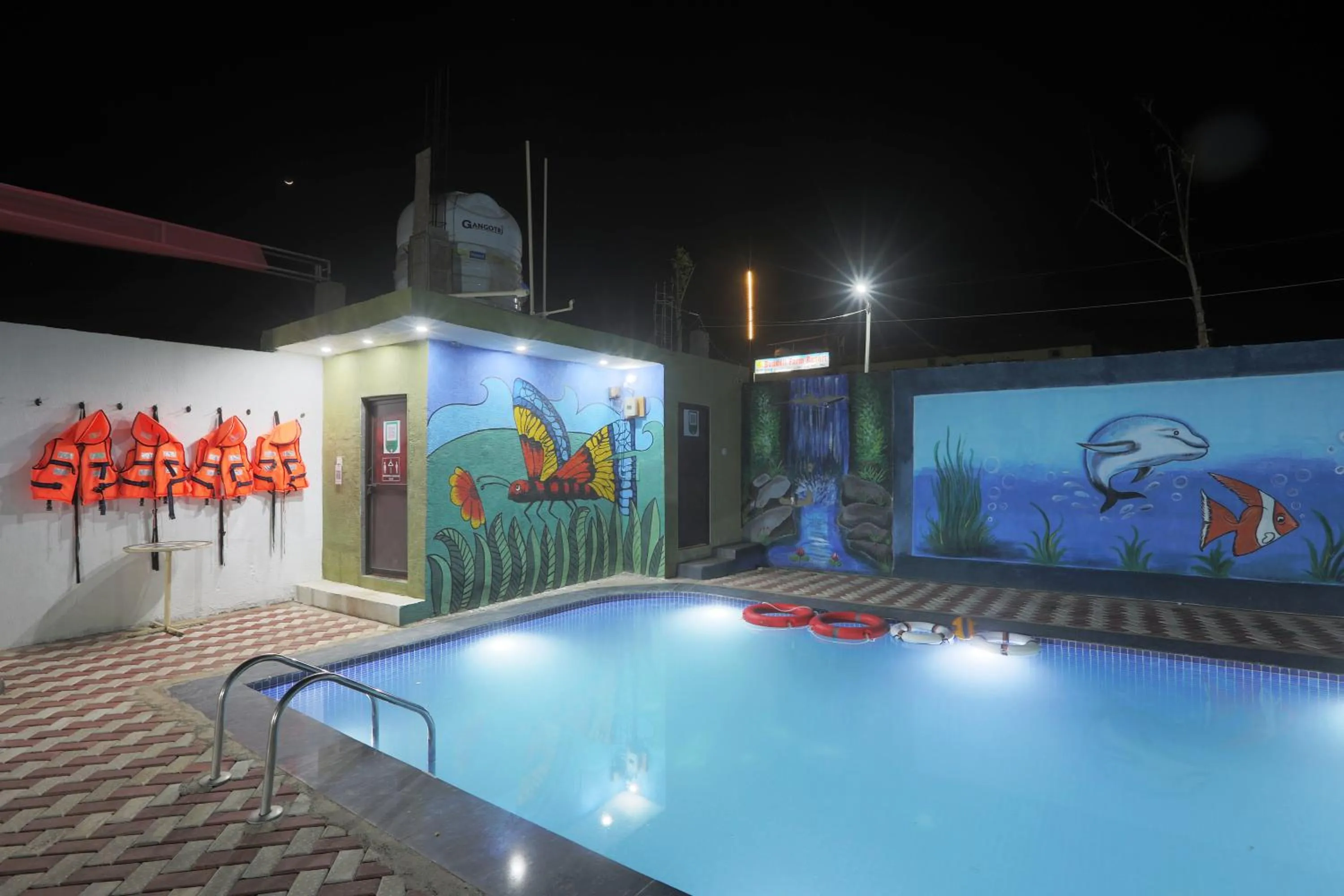 Swimming pool in Bundeli Farm Resort & Banquet Orchha