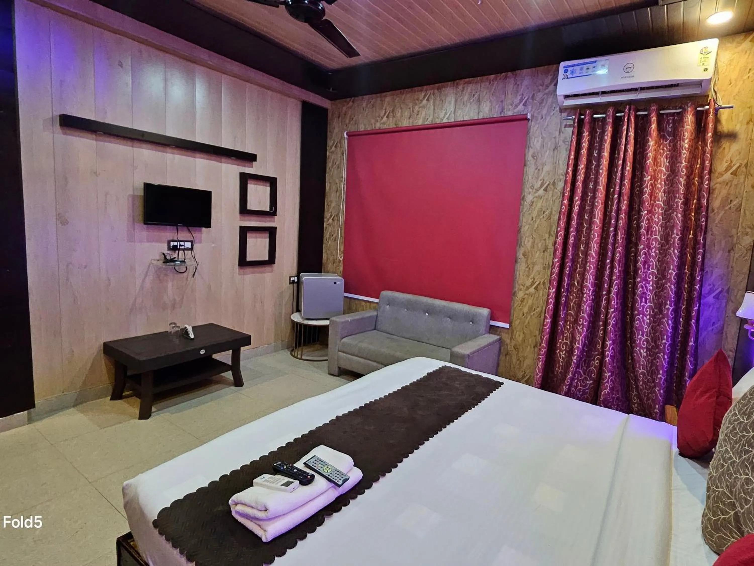 Bed in Bundeli Farm Resort & Banquet Orchha