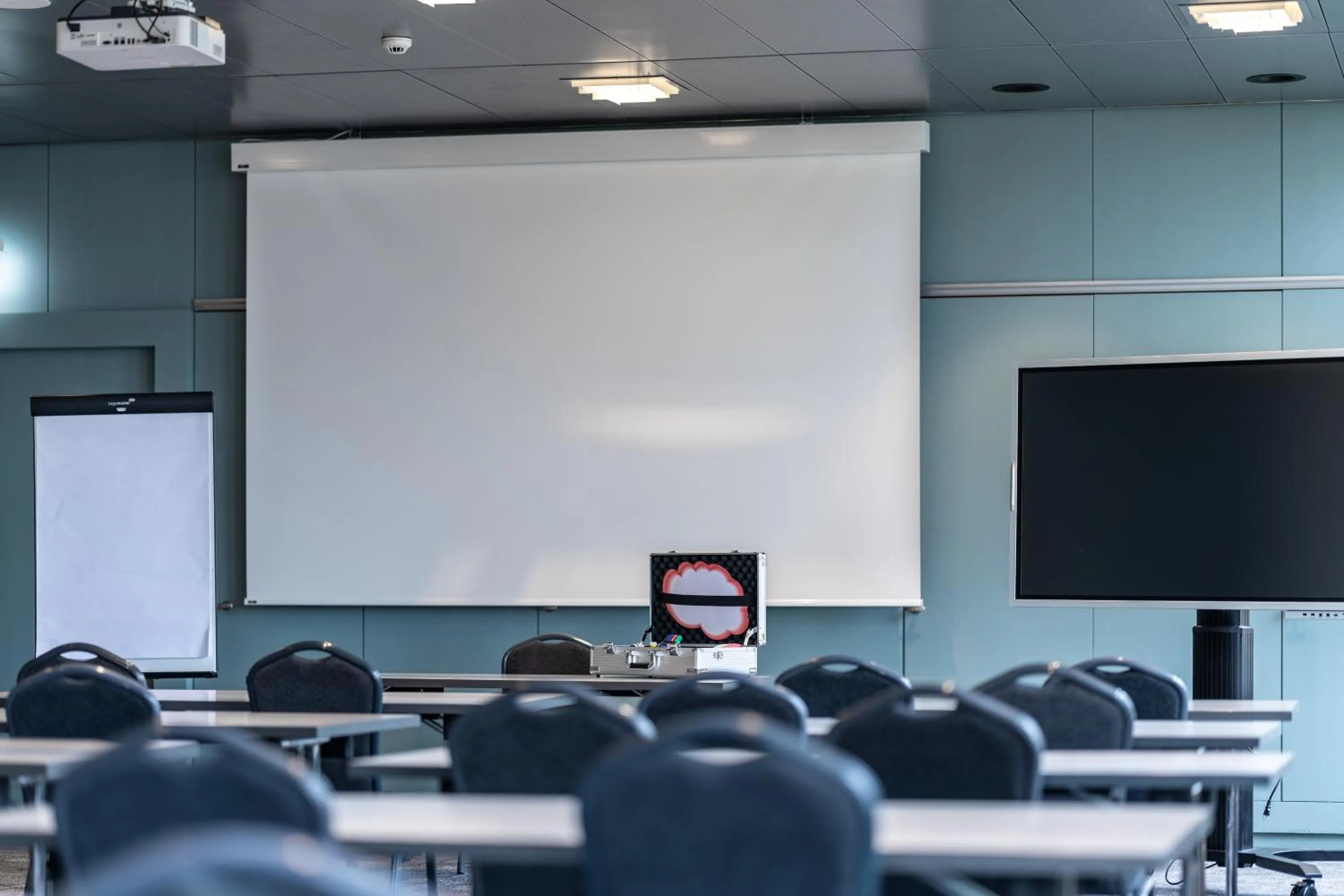 TV and multimedia in b-smart hotel Schönenwerd