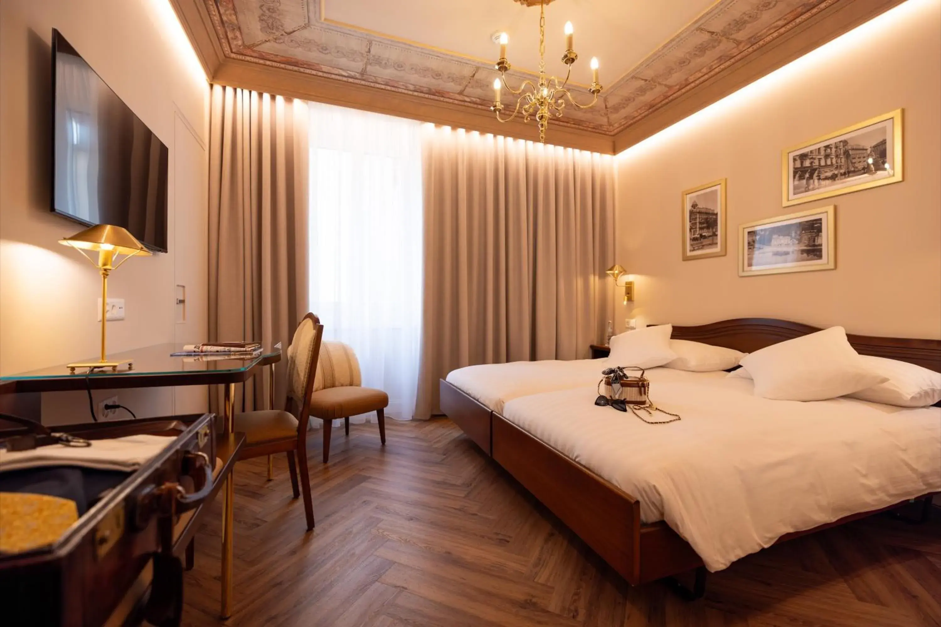 Classic Double Room in International au Lac Historic Lakeside Hotel Classic Double Room in International au Lac Historic Lakeside Hotel