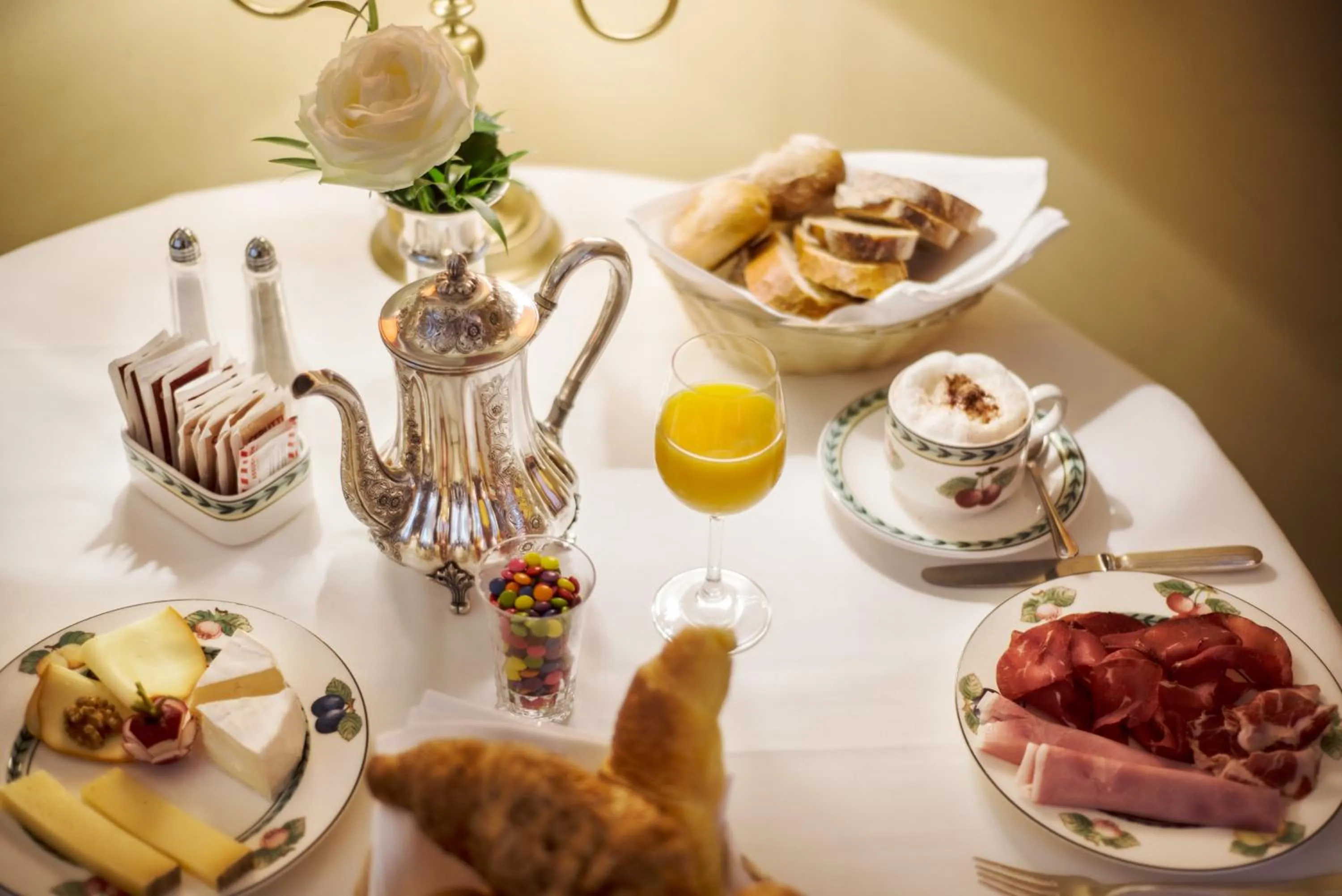 Buffet breakfast in International au Lac Historic Lakeside Hotel