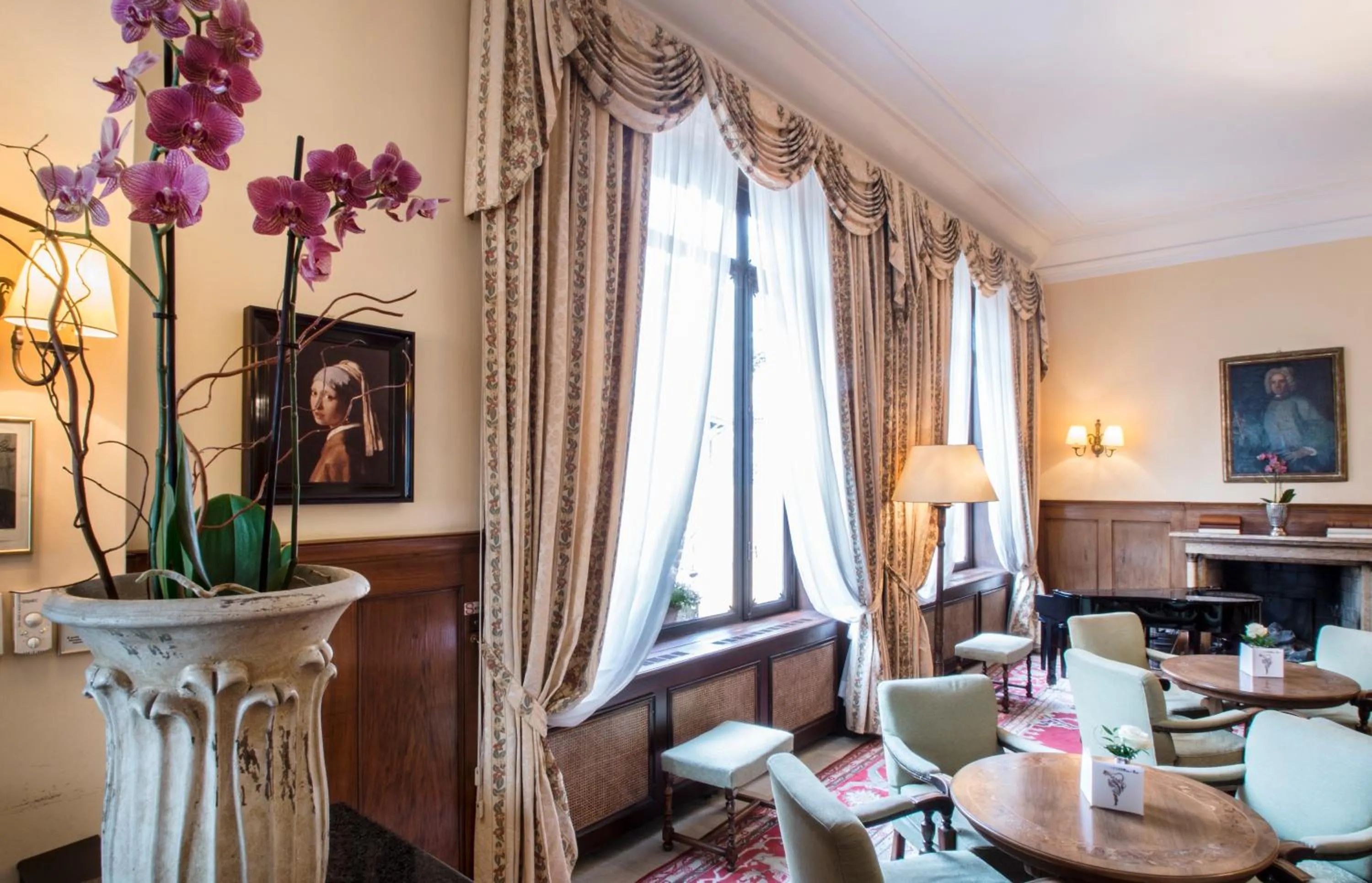 Lounge or bar in International au Lac Historic Lakeside Hotel