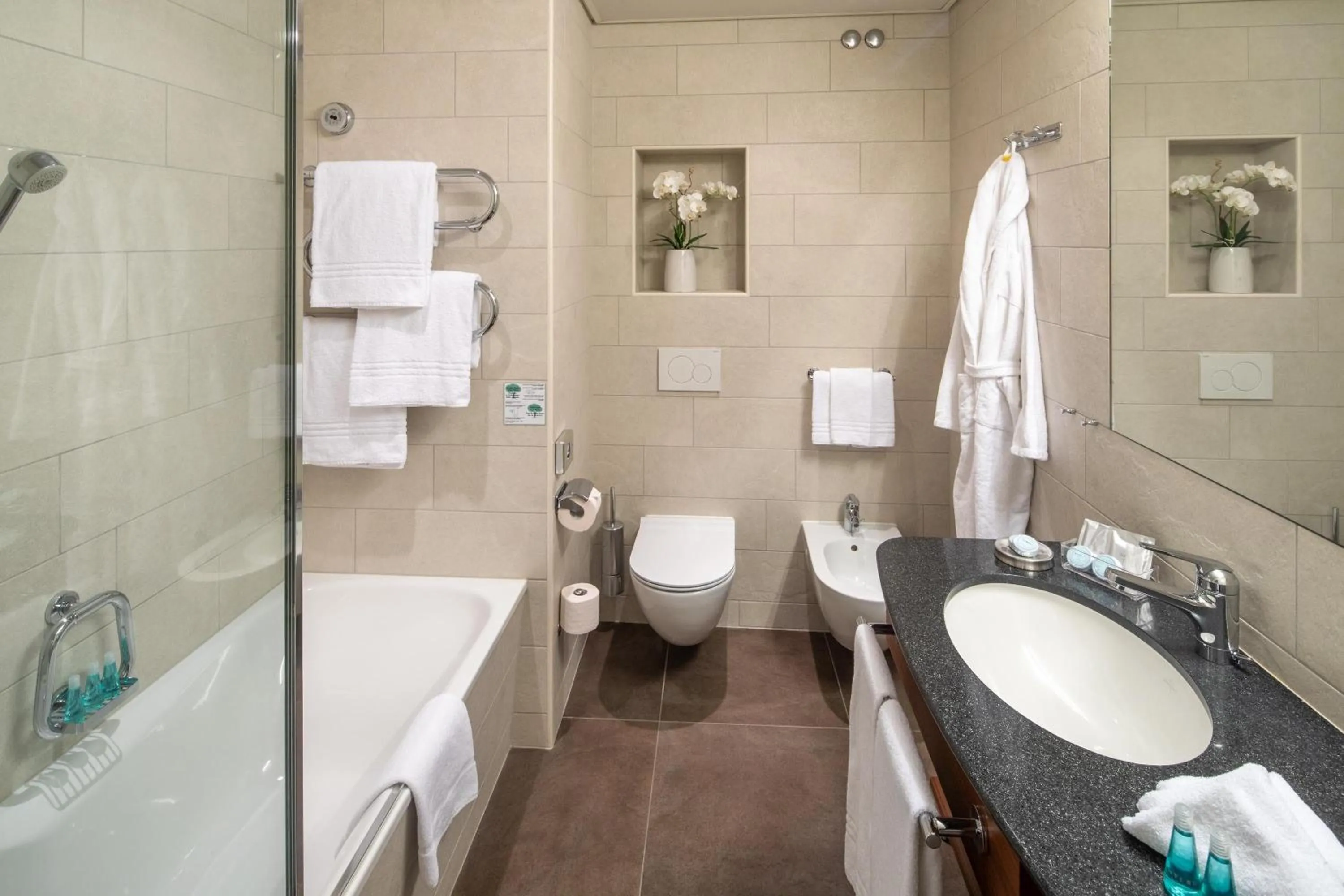 Bathroom in International au Lac Historic Lakeside Hotel