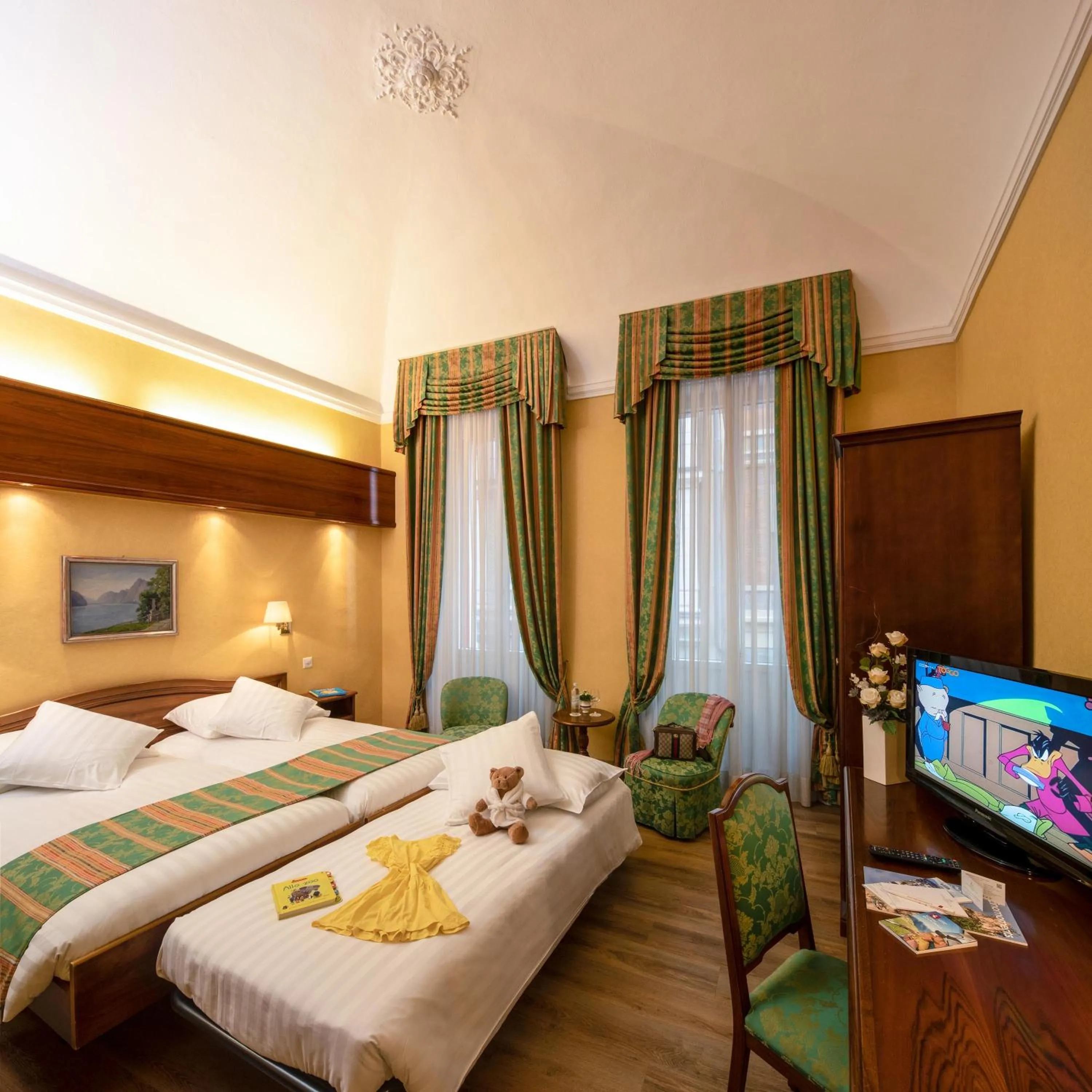 View (from property/room), Bed in International au Lac Historic Lakeside Hotel