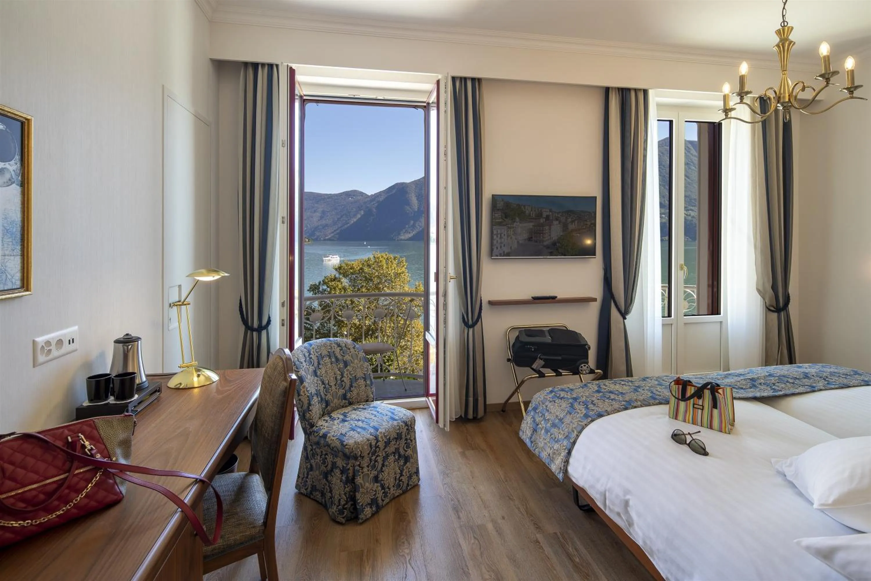 Bedroom, Bed in International au Lac Historic Lakeside Hotel