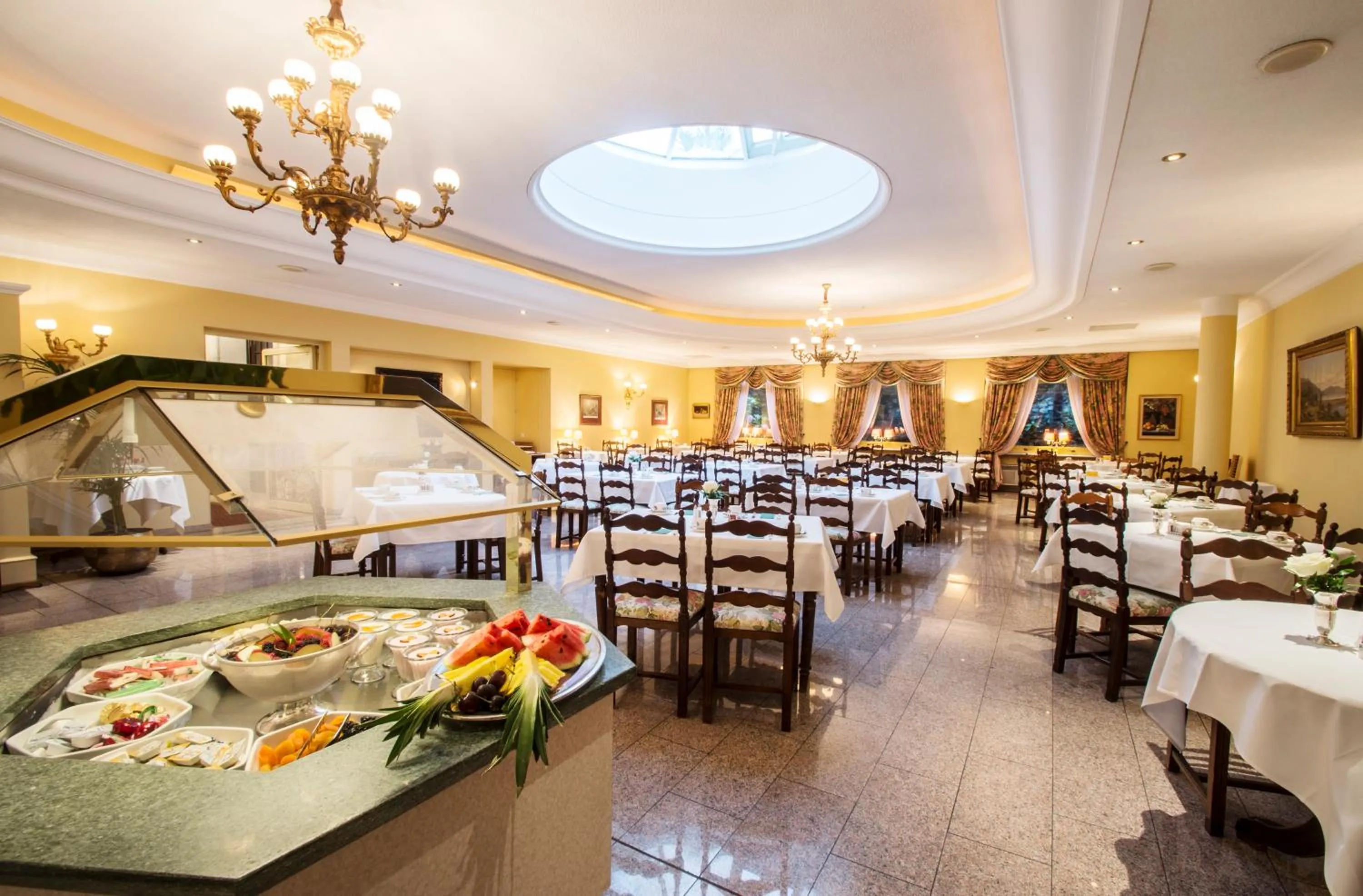 Buffet breakfast in International au Lac Historic Lakeside Hotel