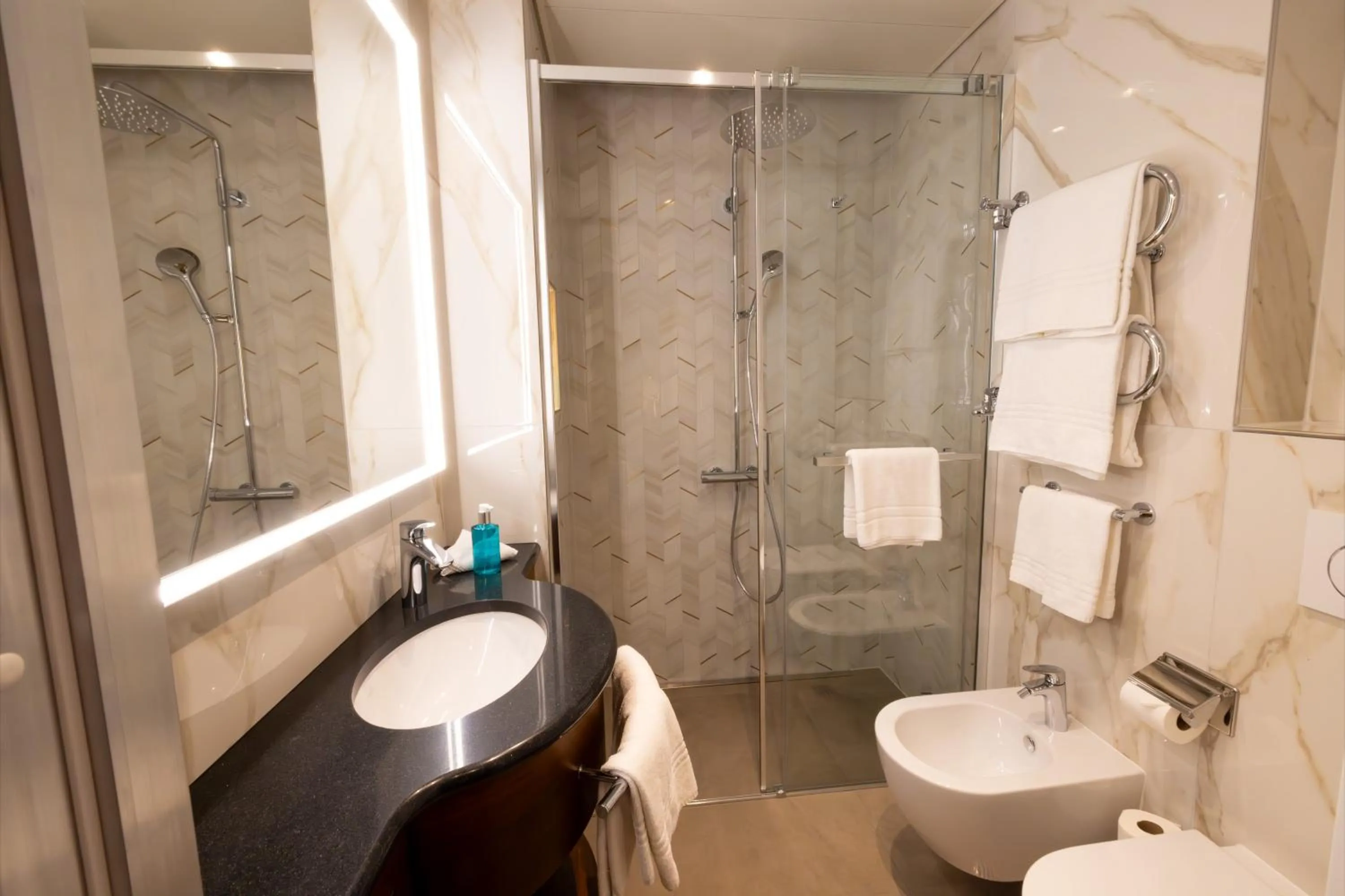 Bathroom in International au Lac Historic Lakeside Hotel