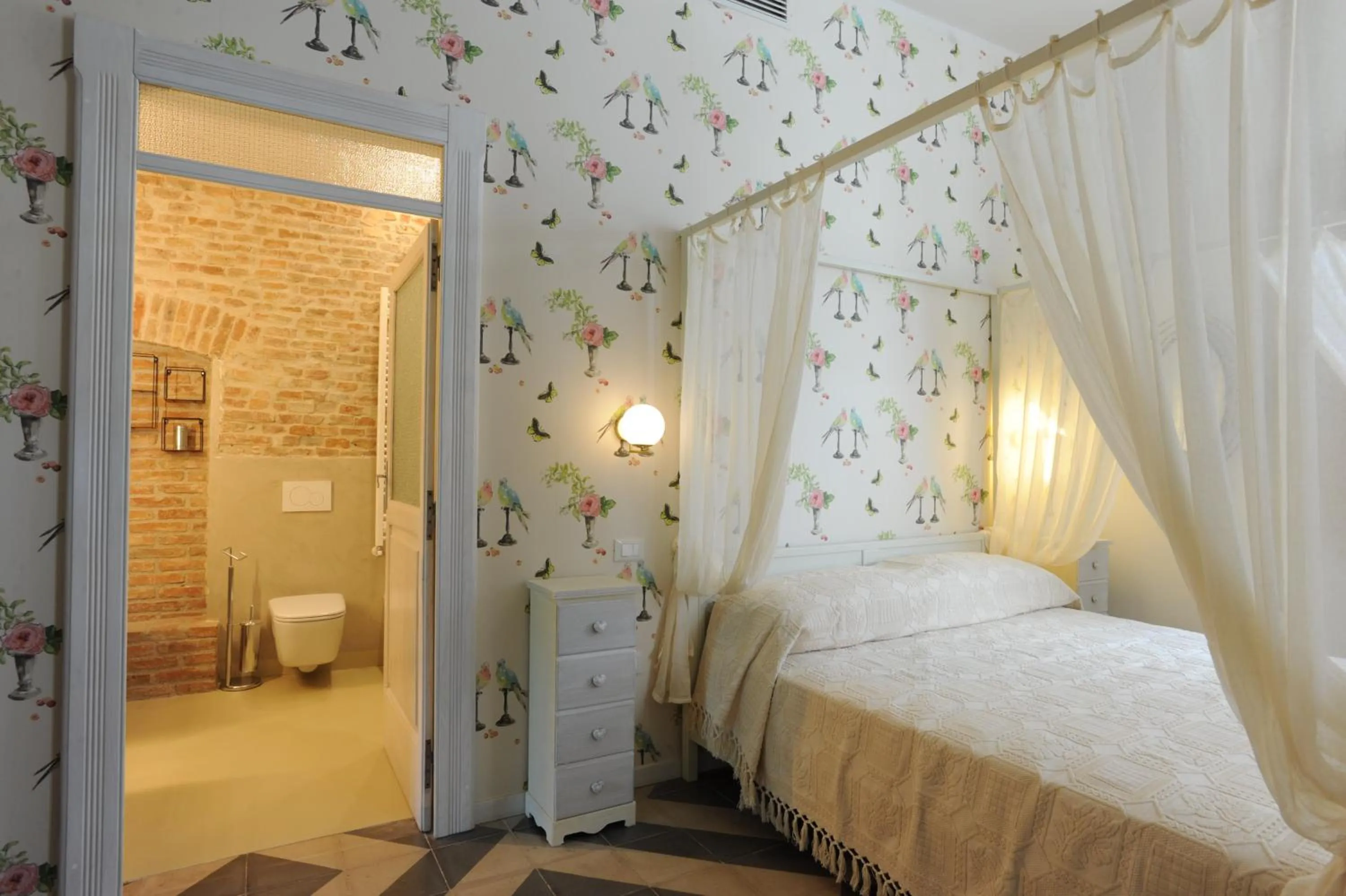 Photo of the whole room, Bed in Palazzo Scura