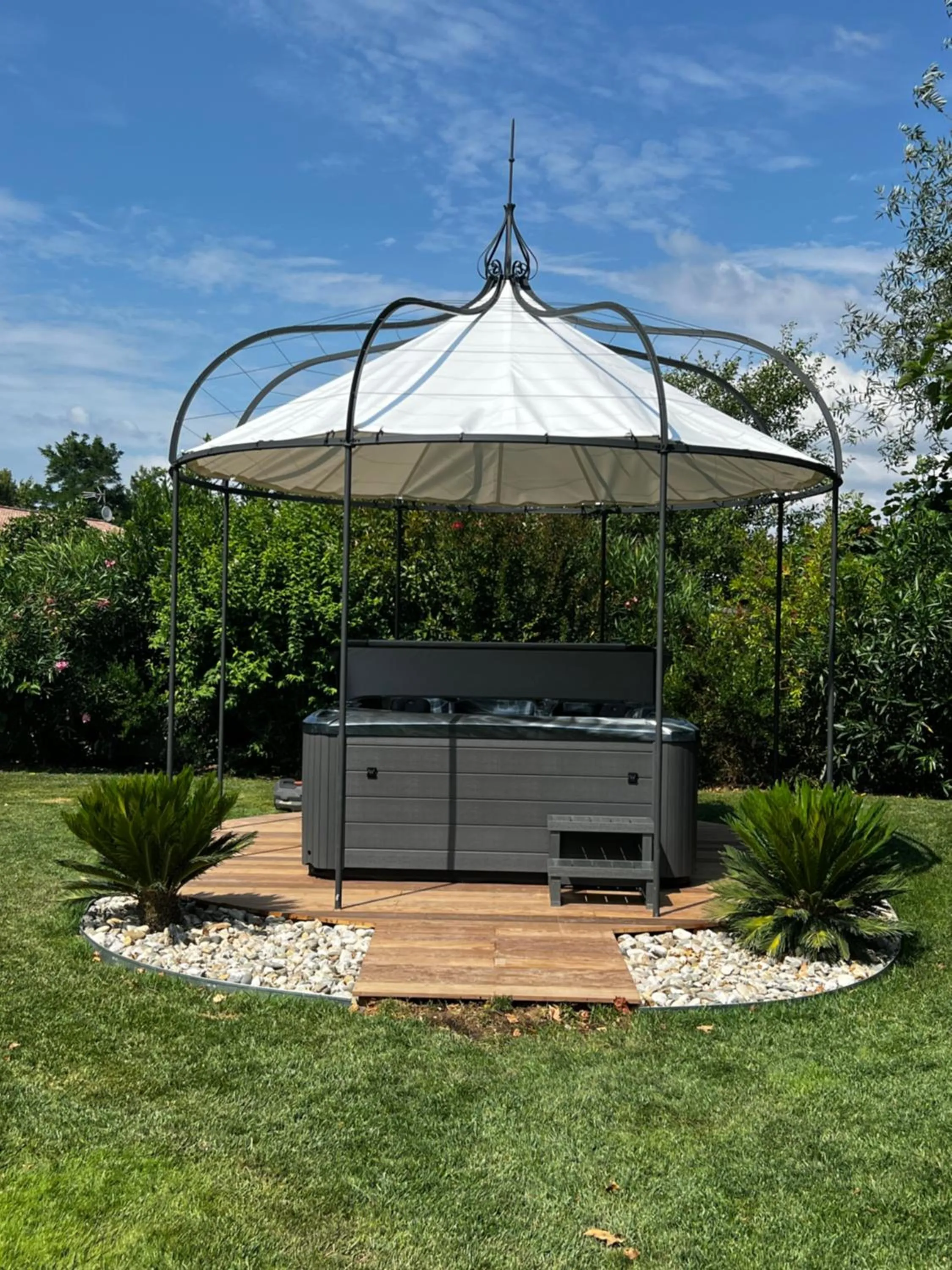 Swimming pool in Ô gré des sens