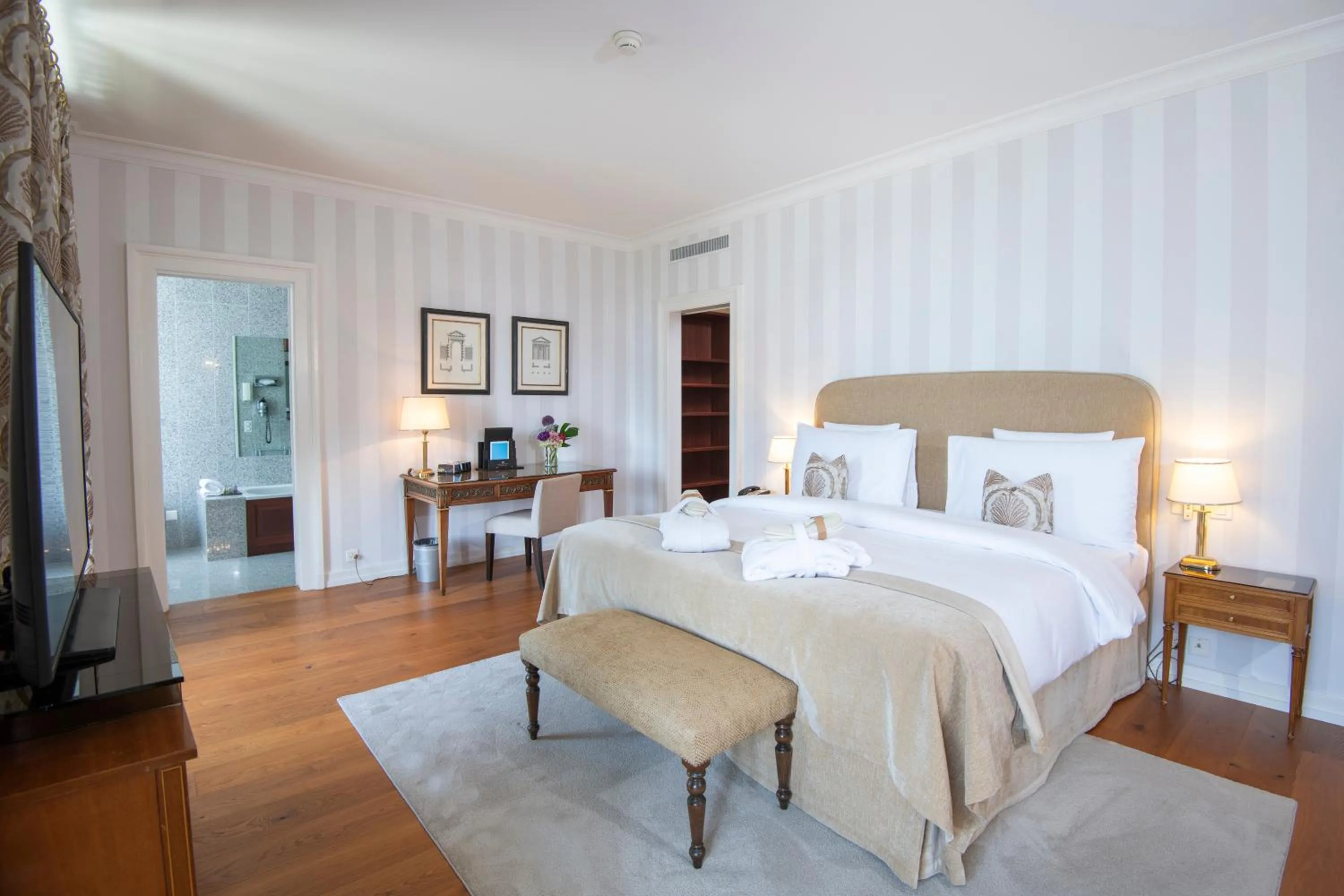 Bed in Hôtel Des Trois Couronnes & Spa - The Leading Hotels of the World