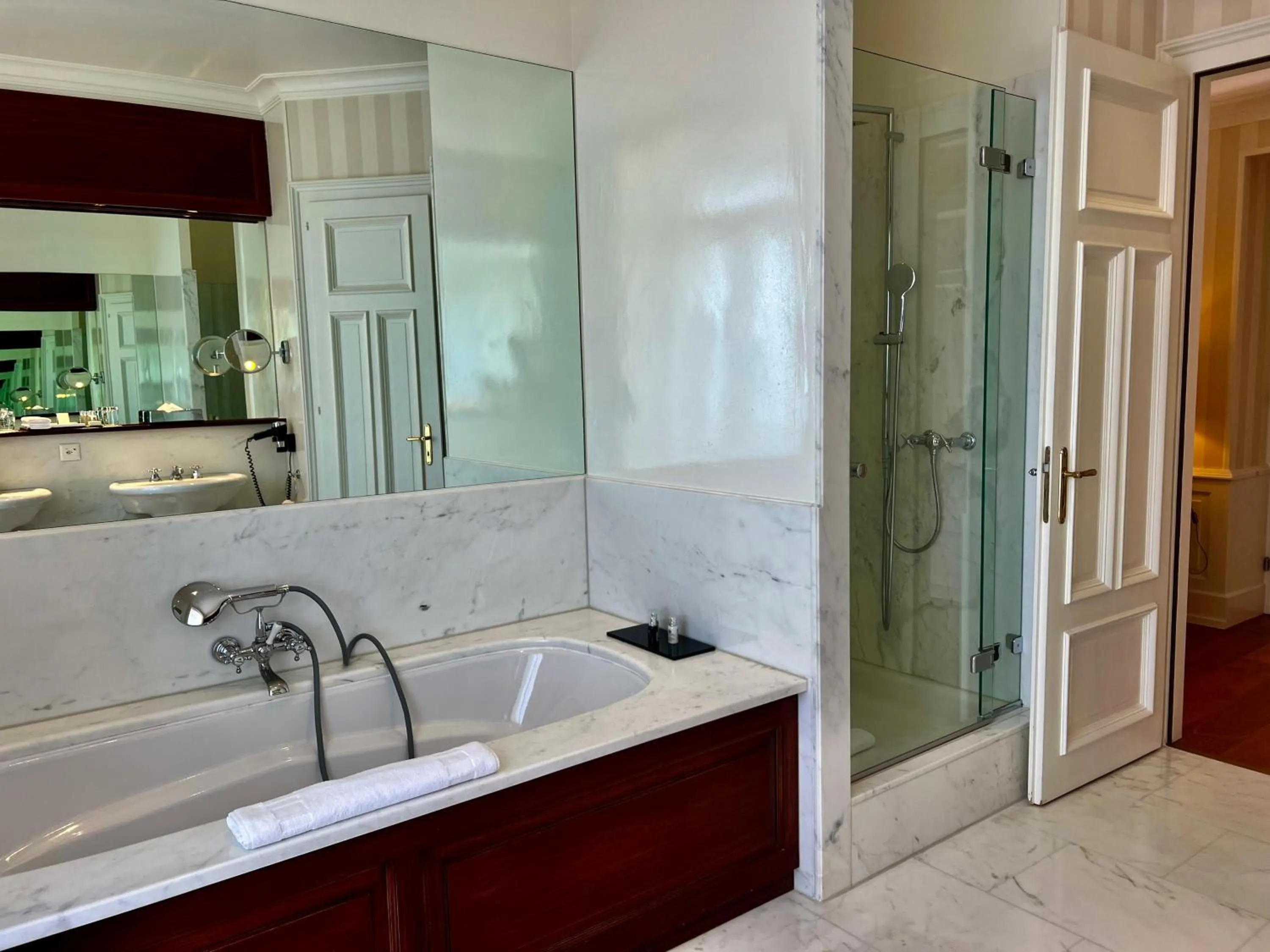 Bathroom in Hôtel Des Trois Couronnes & Spa - The Leading Hotels of the World