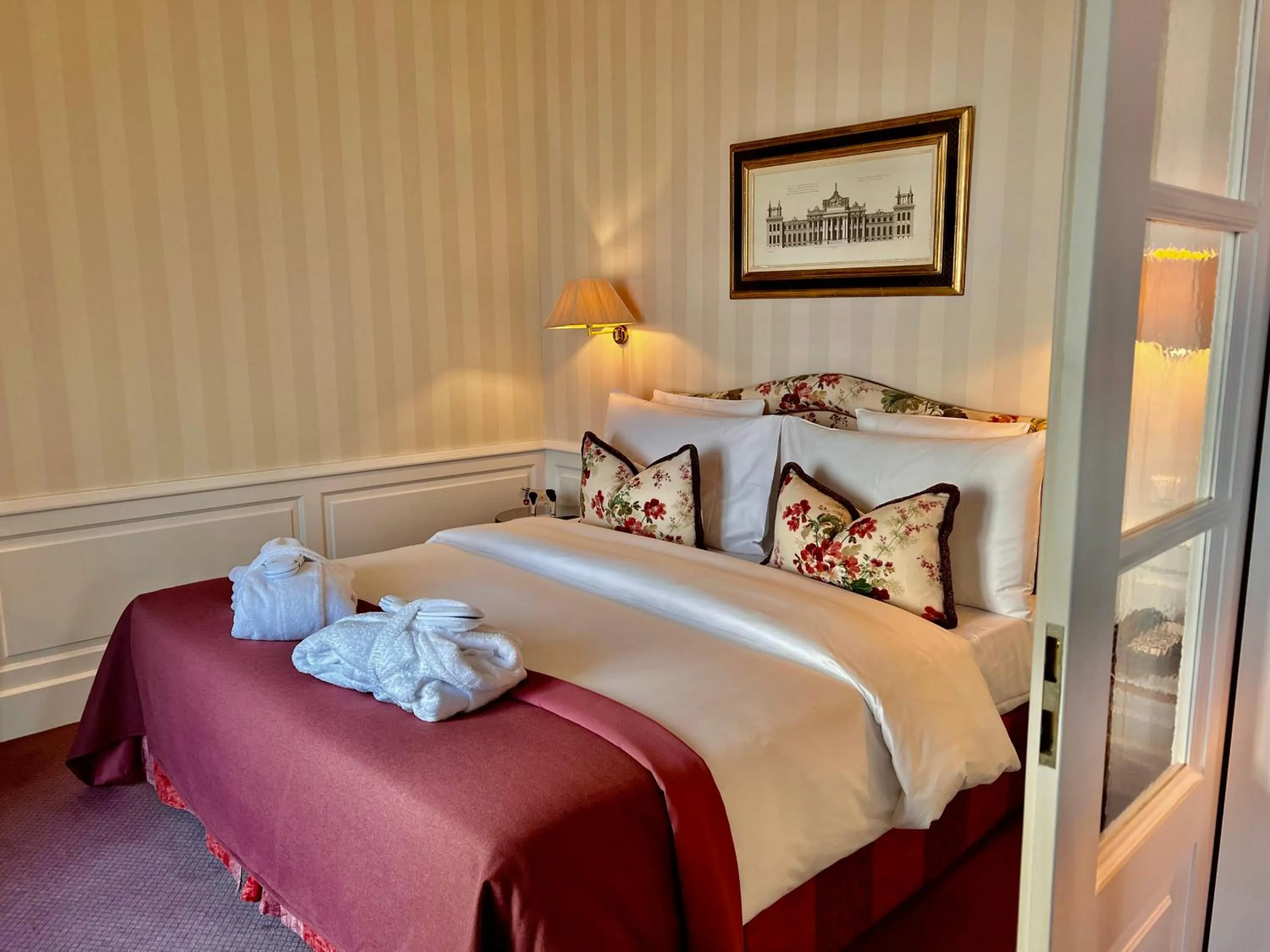 Bed in Hôtel Des Trois Couronnes & Spa - The Leading Hotels of the World