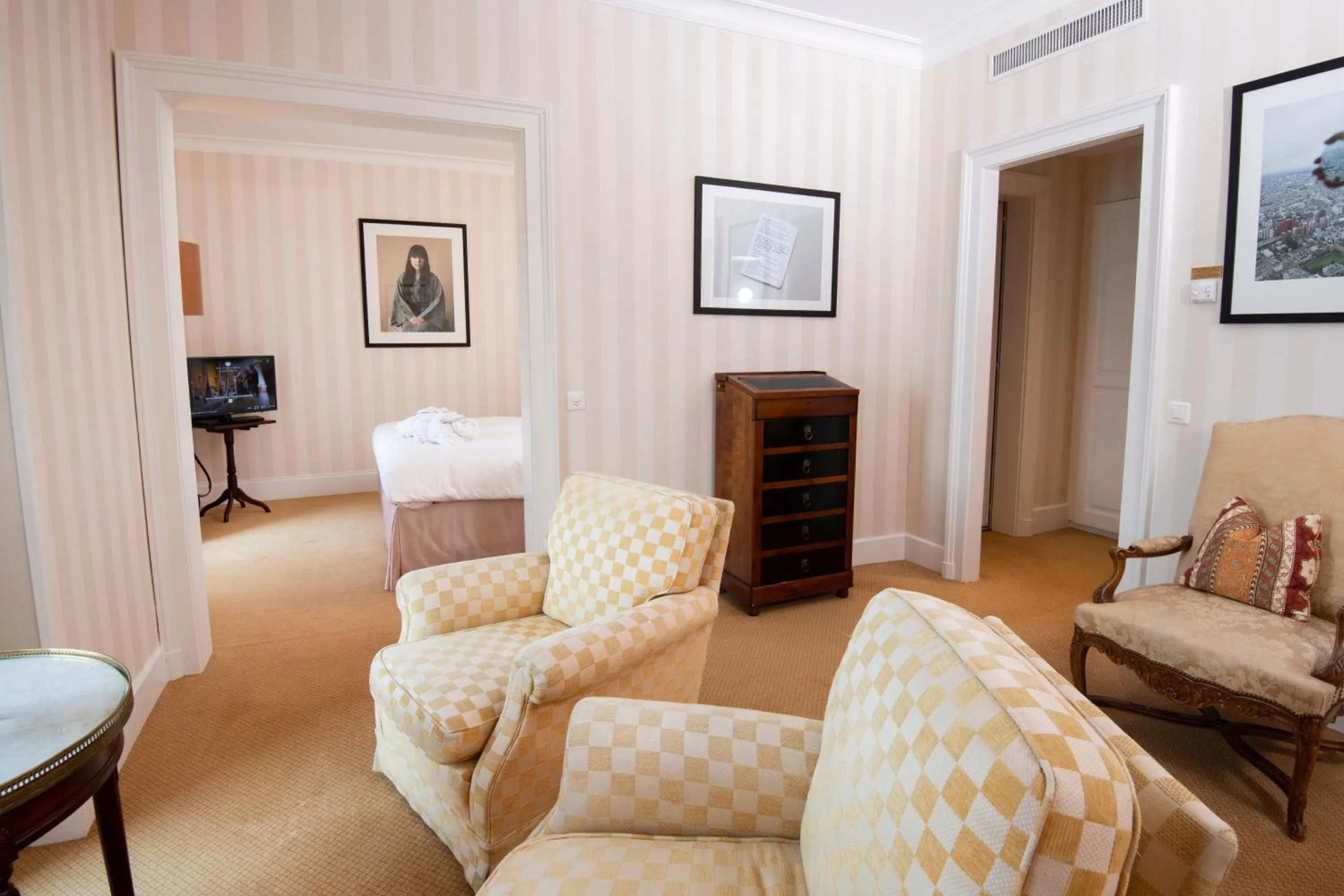 Living room, Bed in Hôtel Des Trois Couronnes & Spa - The Leading Hotels of the World