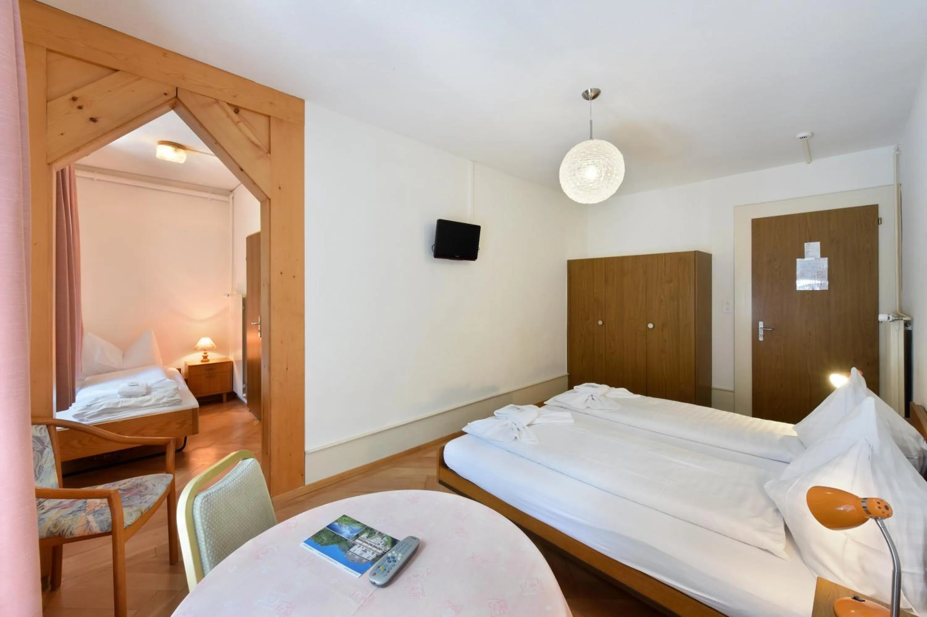 Bedroom, Bed in Waldhotel Unspunnen