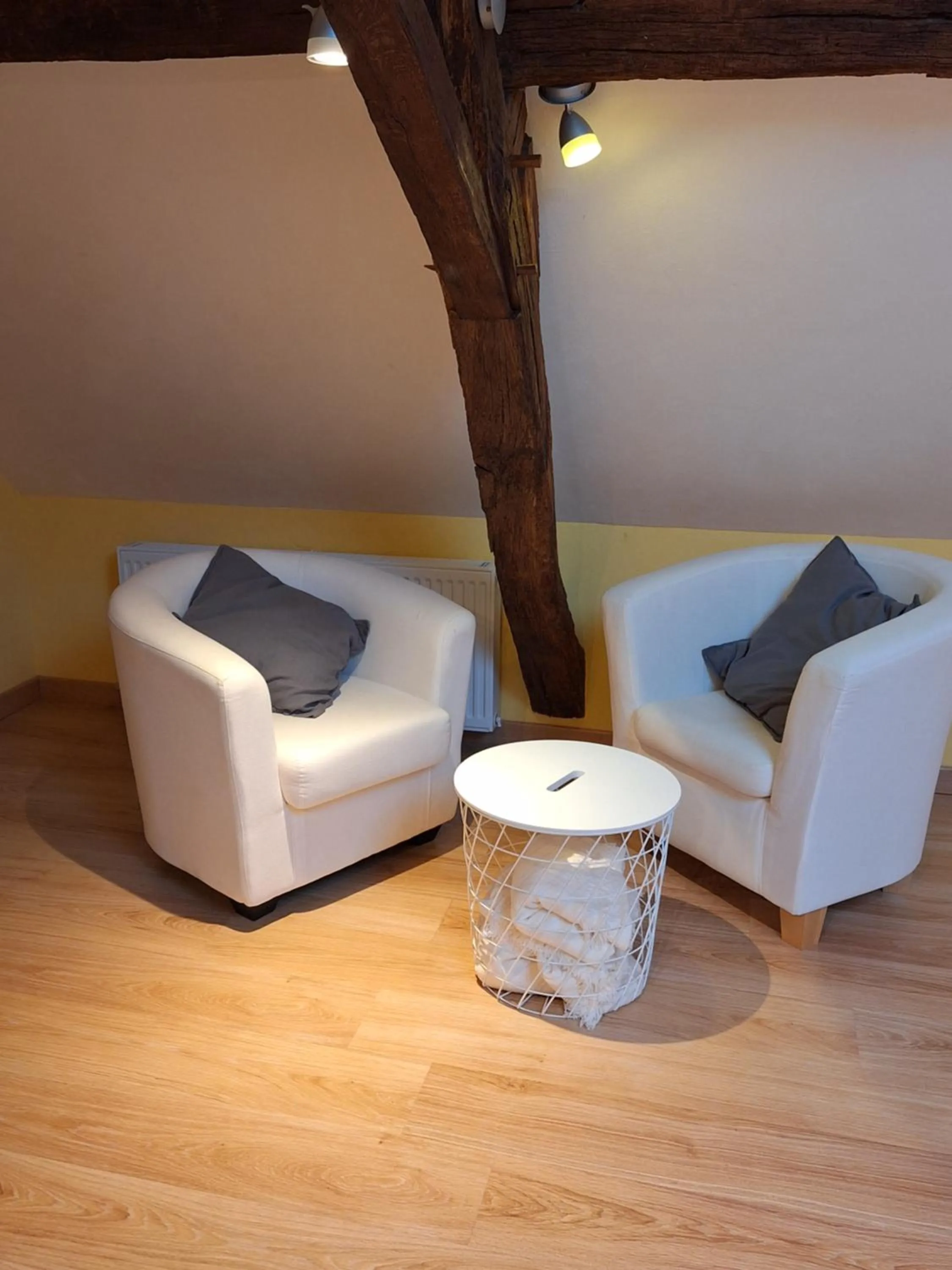 Photo of the whole room in Traînefeuilles - Chambres d'hôtes proche Zoo de Beauval