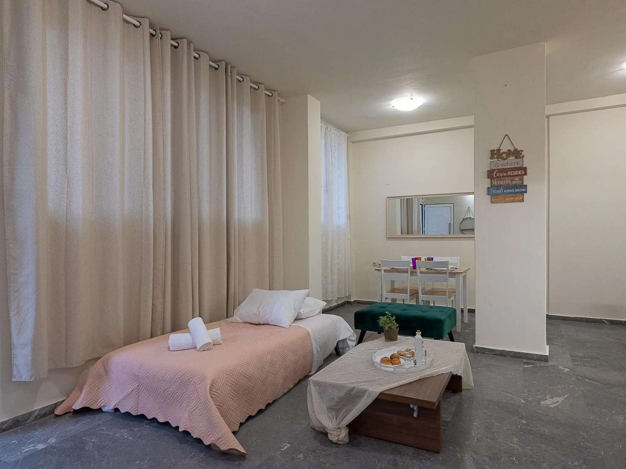 Bed in Luxury Apts Heraklion Center