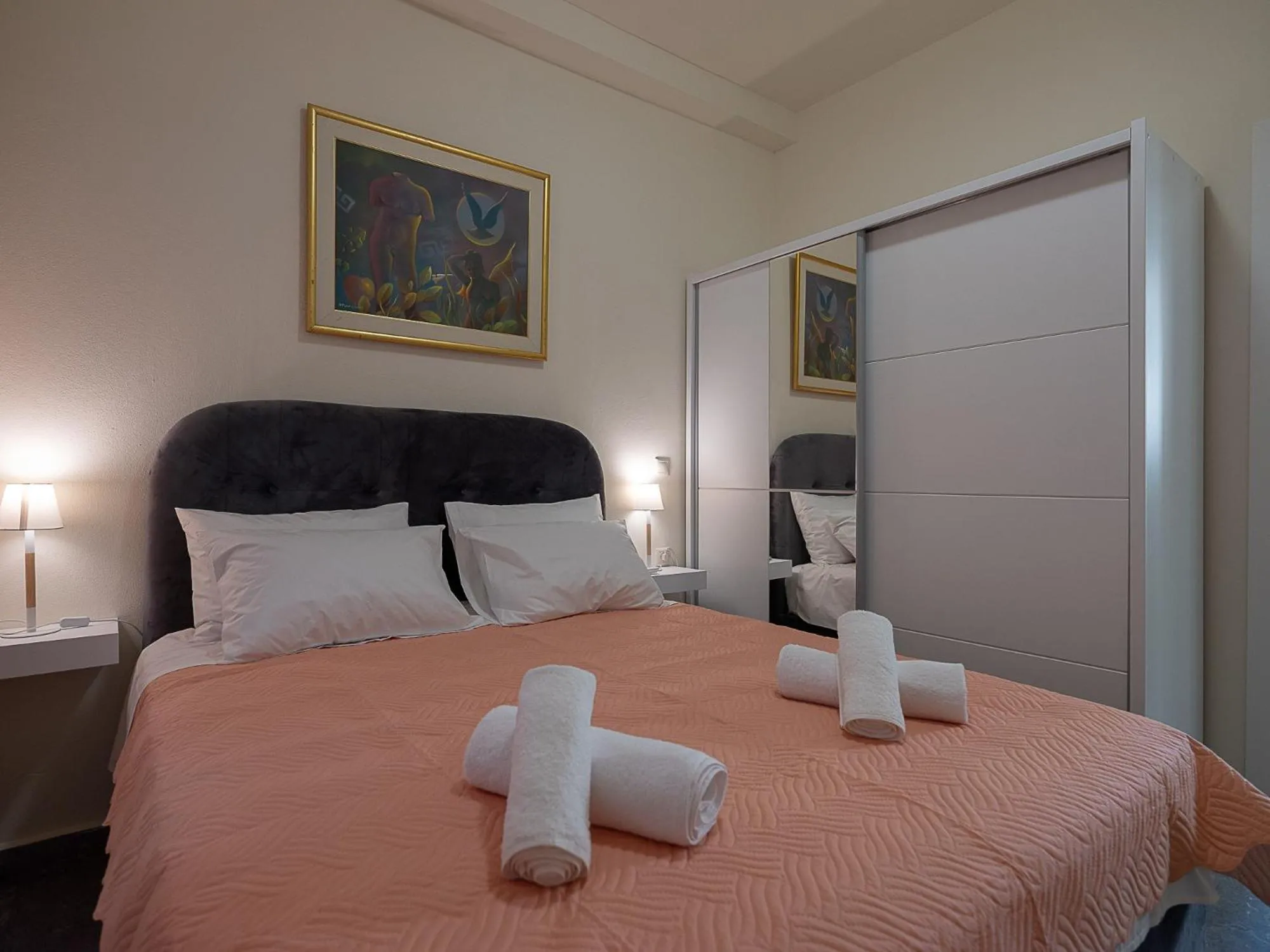Bed in Luxury Apts Heraklion Center
