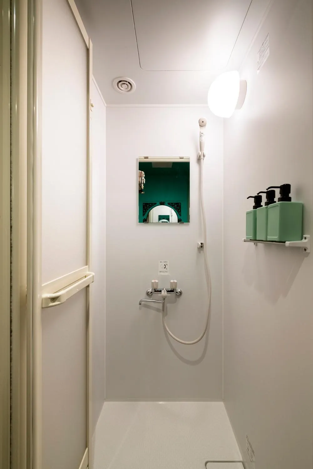 Shower in Room Inn Shanghai 横浜中華街 Room1-ABC