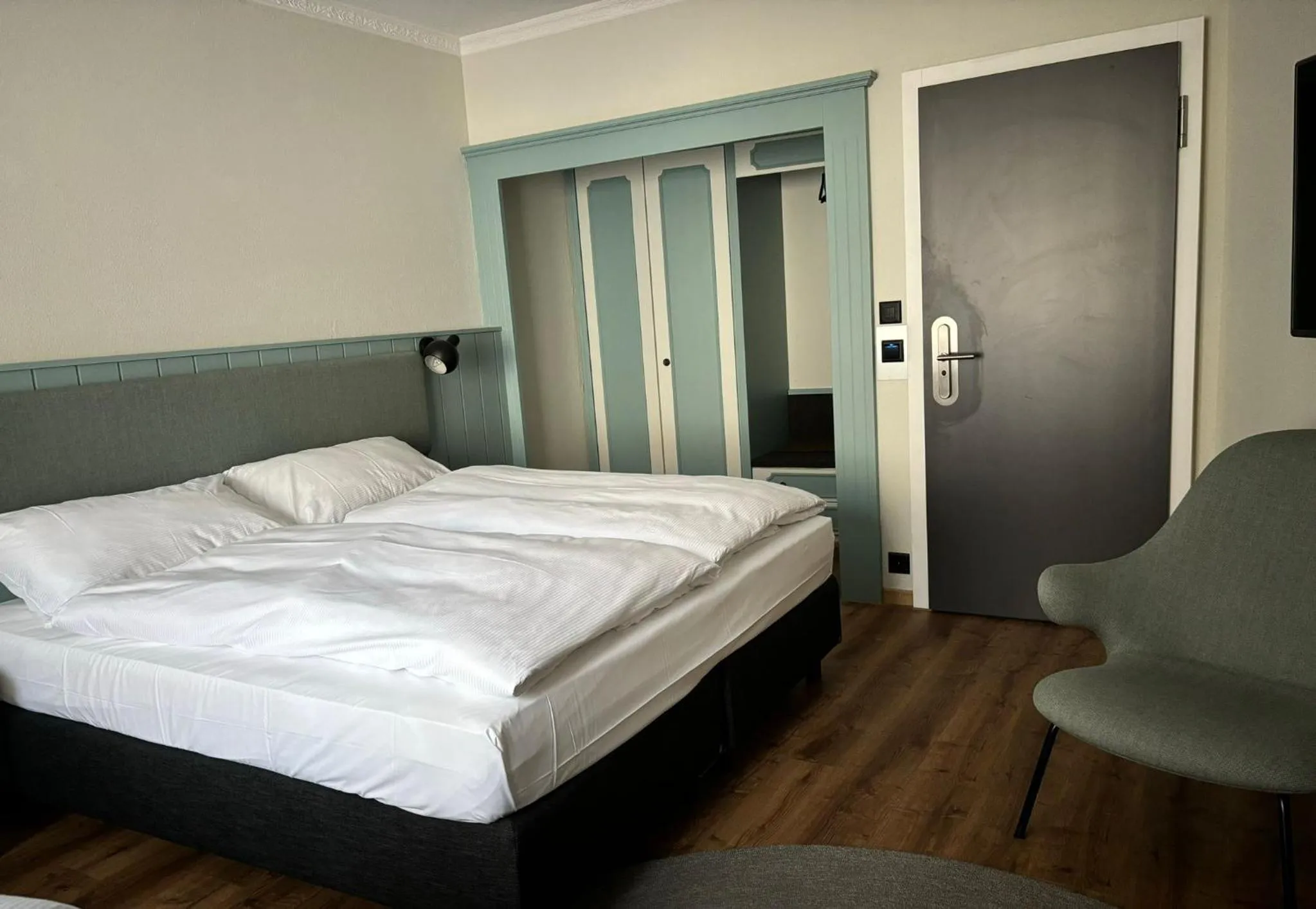 Bedroom, Bed in Hotel Luzernerhof