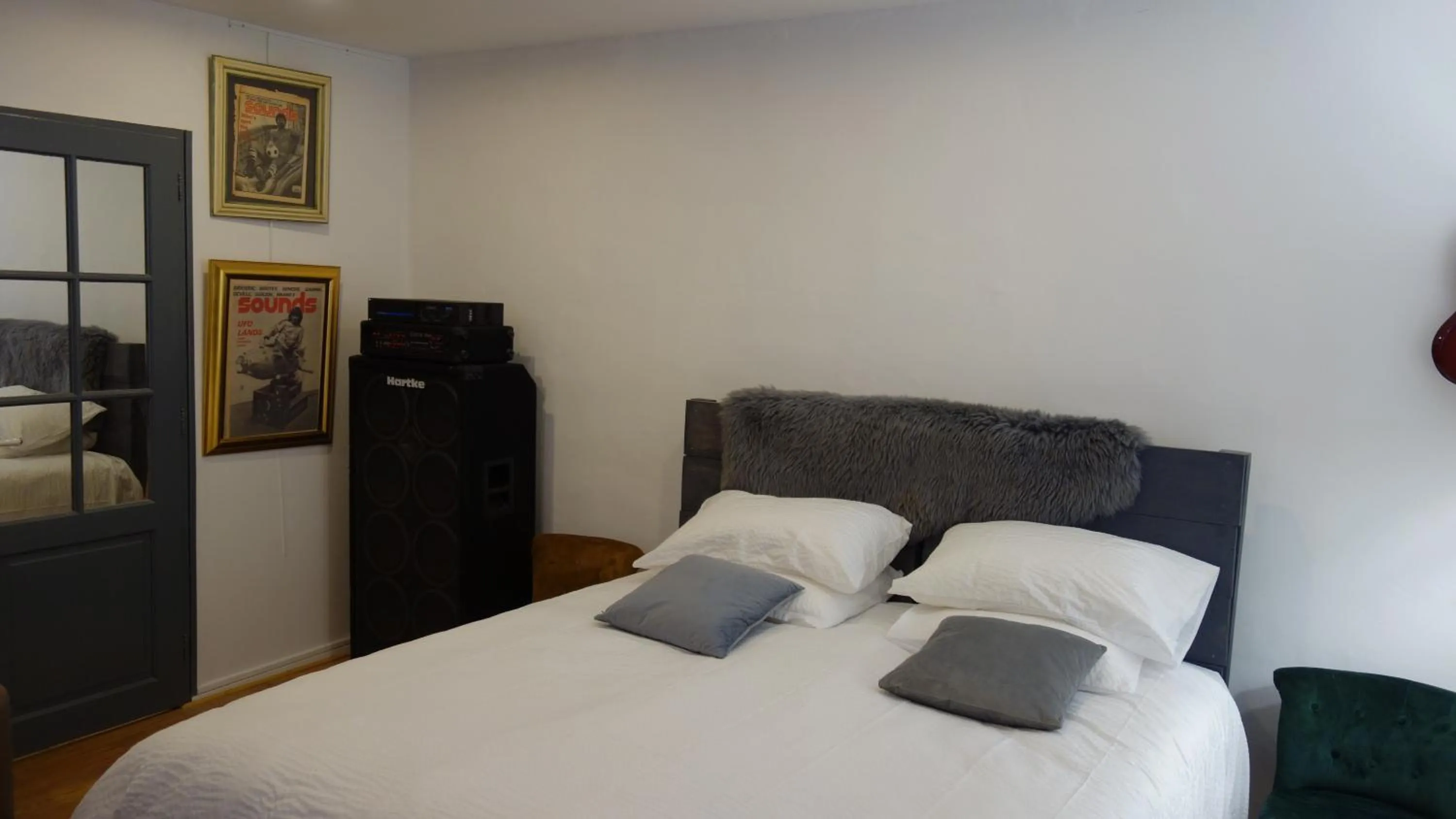 Bed in Hostelry Music Repetition