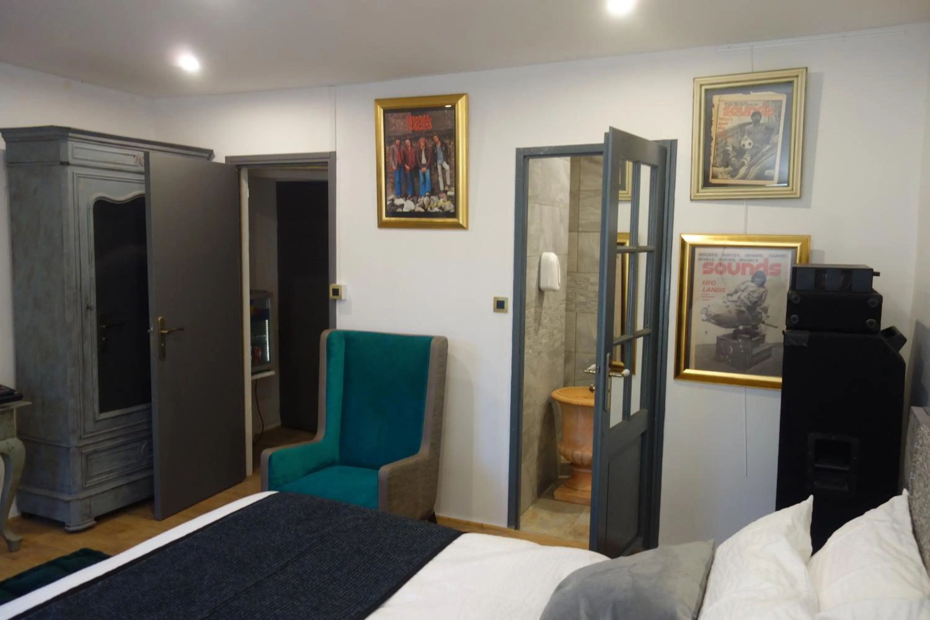 Bed in Hostelry Music Repetition