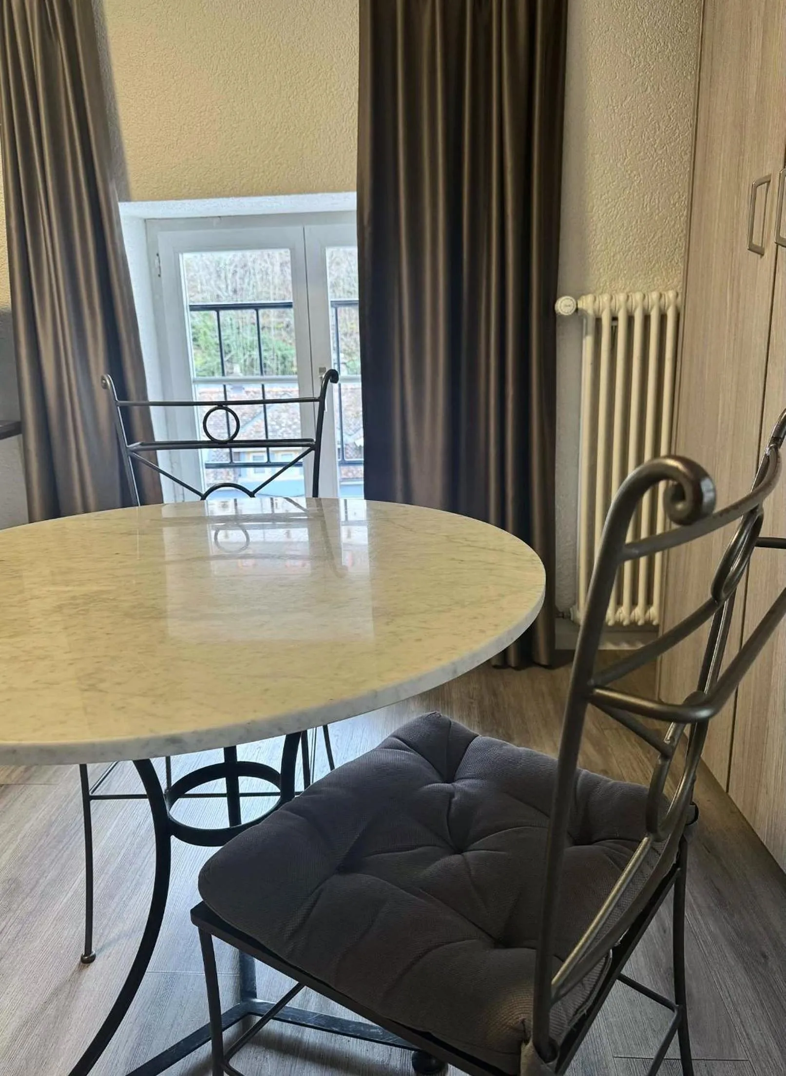 kitchen in Hôtel de l'Ecluse