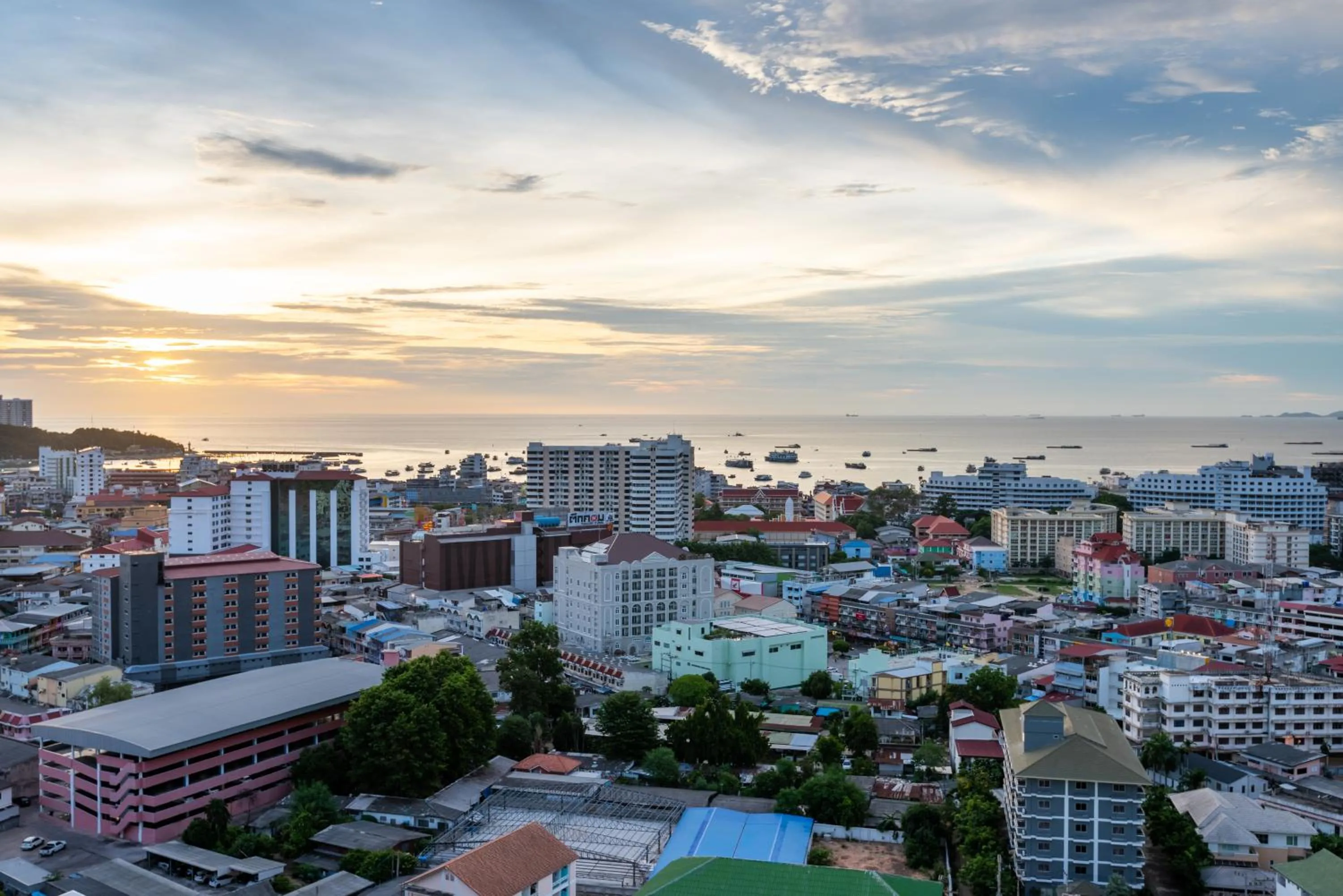 Neighbourhood in Rare Panoramic Sea, City & Mountain Views - XXL Balcony - 1Gbps Blazing Fast Free WIFI - Pool - Gym - Pool Table - Steam - Sauna - Bar