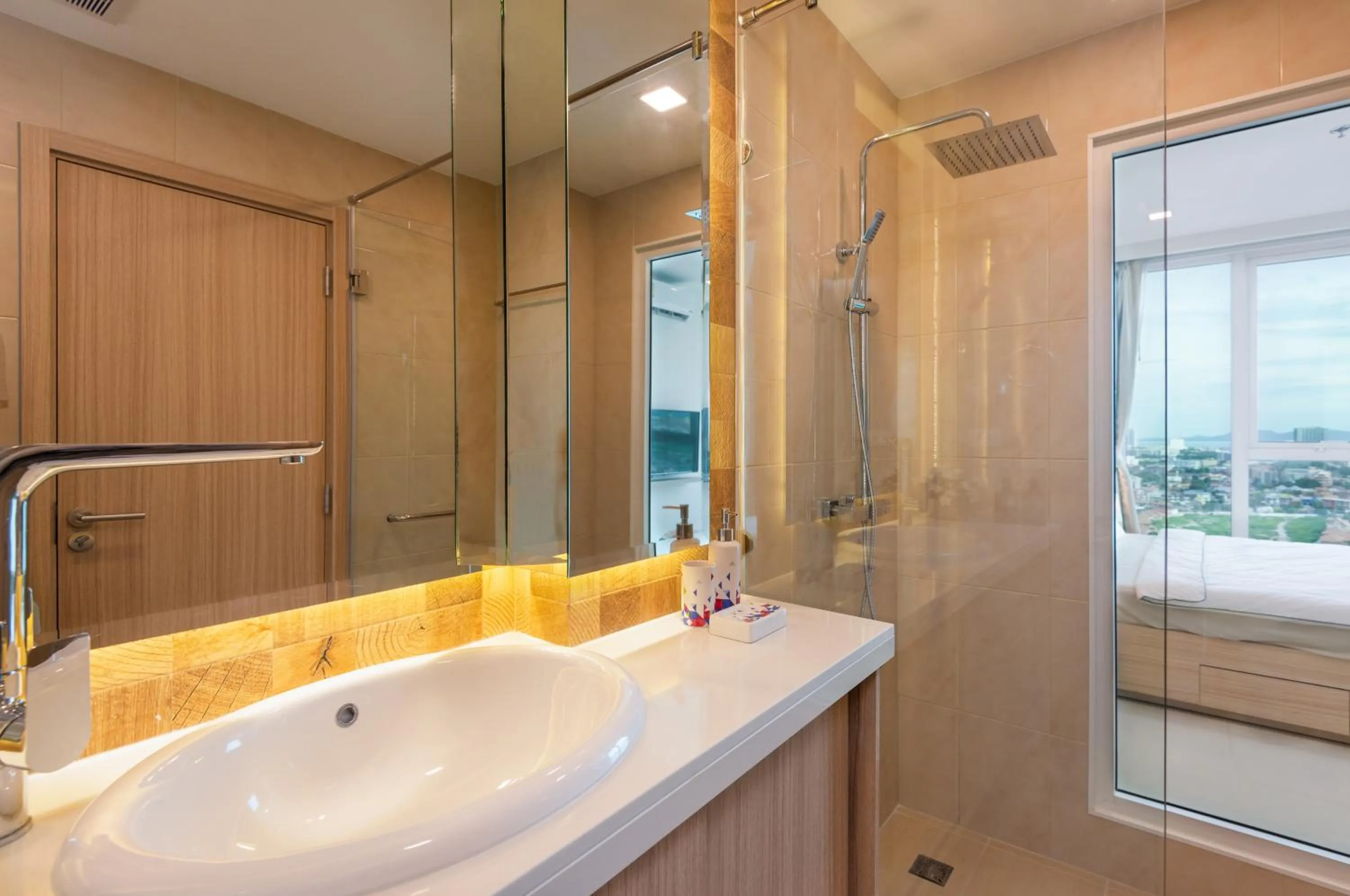 Shower in Rare Panoramic Sea, City & Mountain Views - XXL Balcony - 1Gbps Blazing Fast Free WIFI - Pool - Gym - Pool Table - Steam - Sauna - Bar