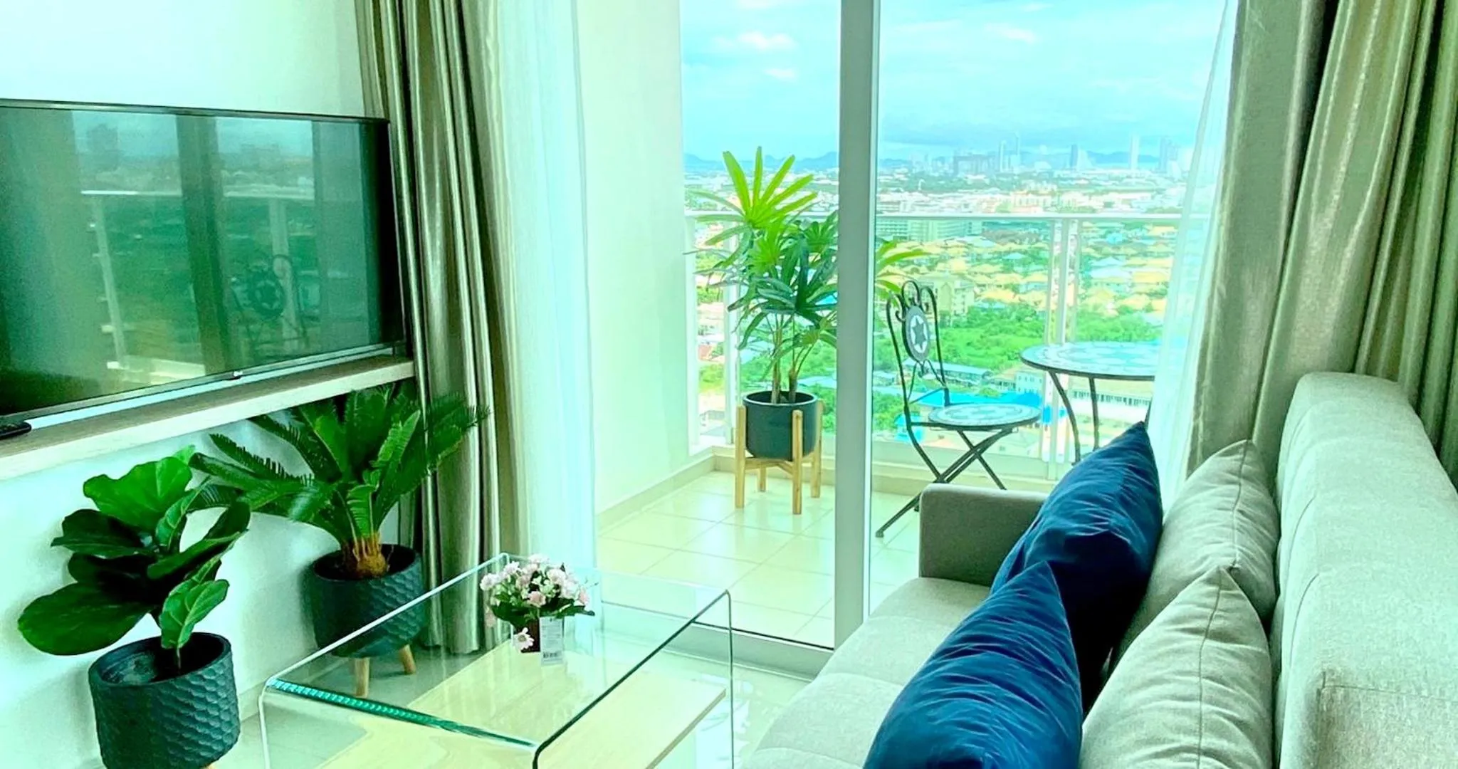 TV and multimedia in Rare Panoramic Sea, City & Mountain Views - XXL Balcony - 1Gbps Blazing Fast Free WIFI - Pool - Gym - Pool Table - Steam - Sauna - Bar