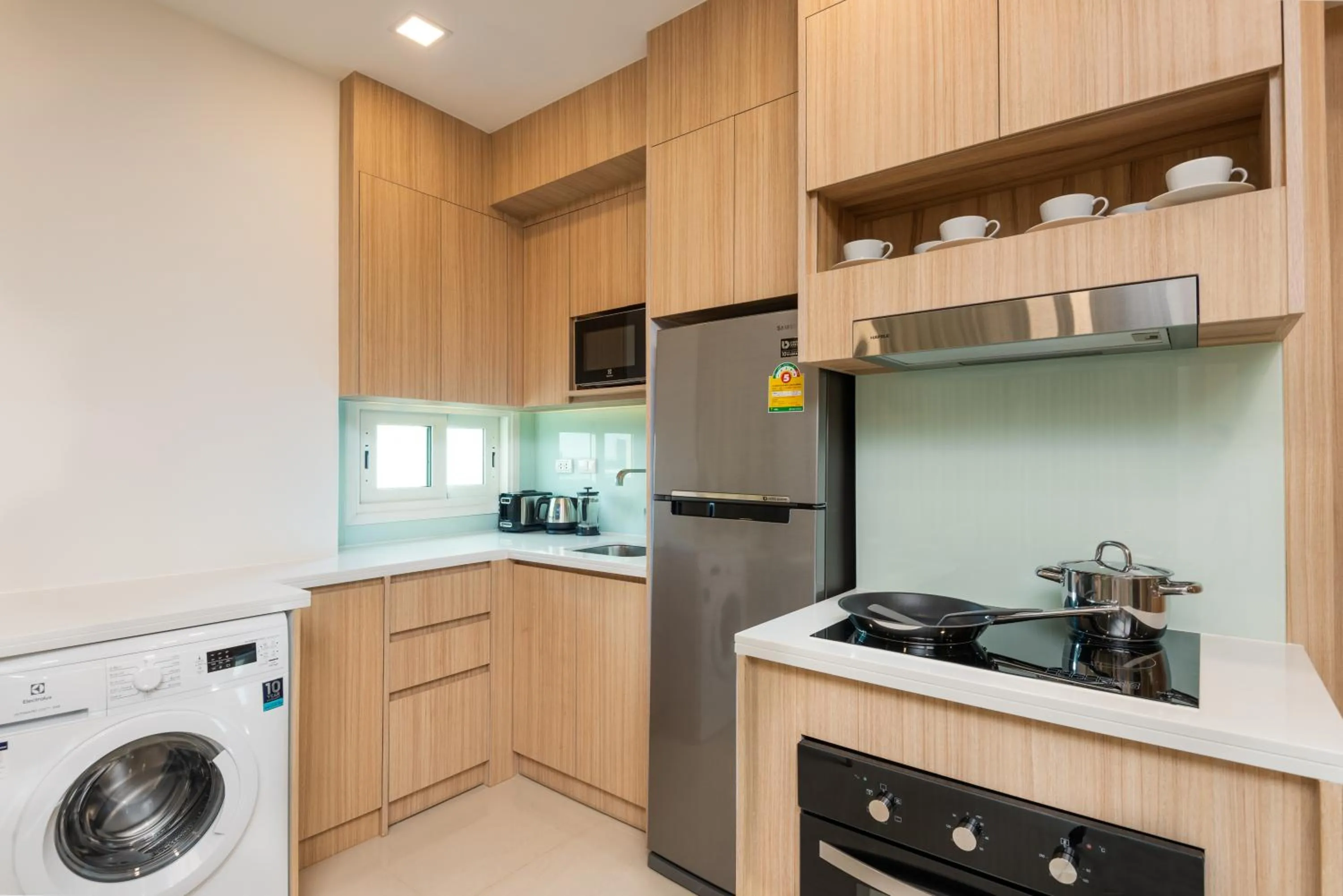 Kitchen or kitchenette in Rare Panoramic Sea, City & Mountain Views - XXL Balcony - 1Gbps Blazing Fast Free WIFI - Pool - Gym - Pool Table - Steam - Sauna - Bar