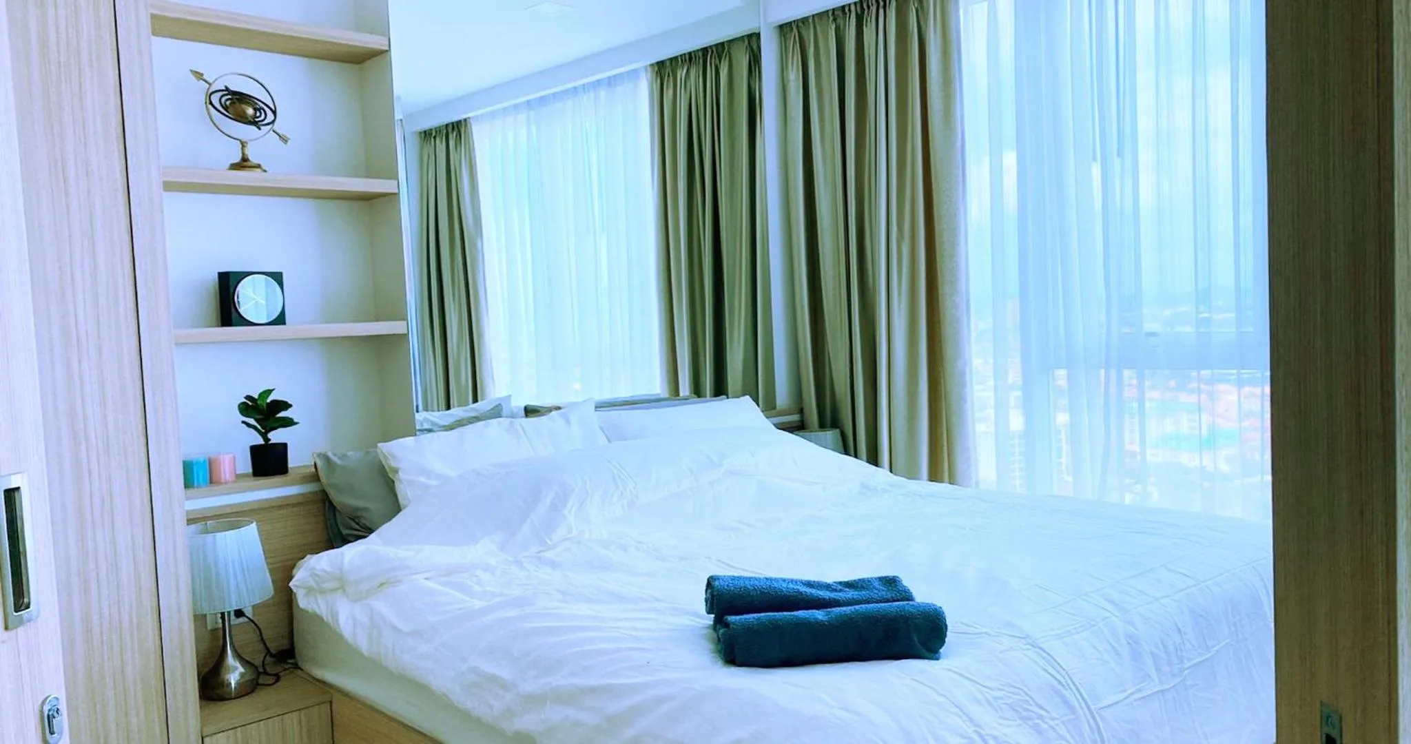 Bed in Rare Panoramic Sea, City & Mountain Views - XXL Balcony - 1Gbps Blazing Fast Free WIFI - Pool - Gym - Pool Table - Steam - Sauna - Bar