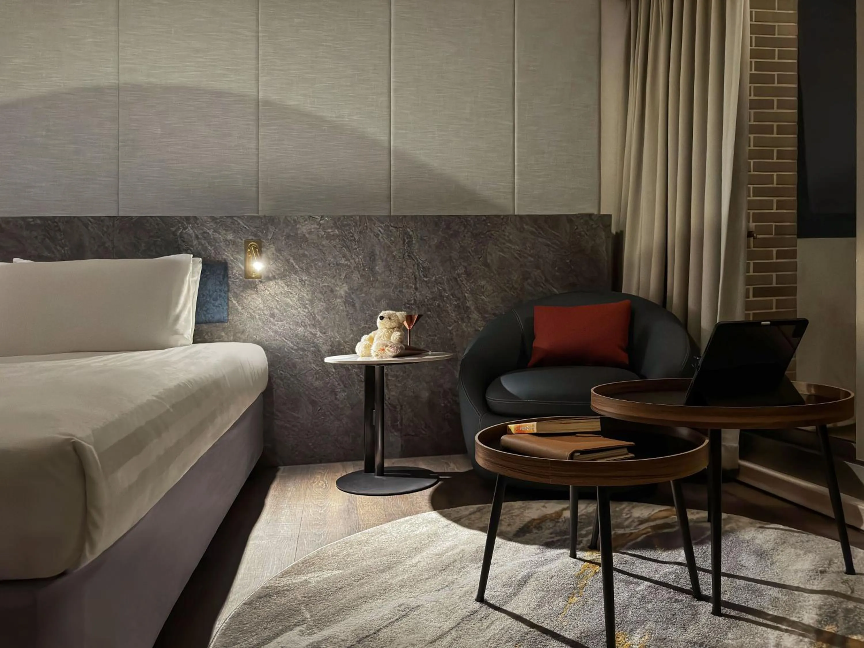 Seating area, Bed in Metro Hotel