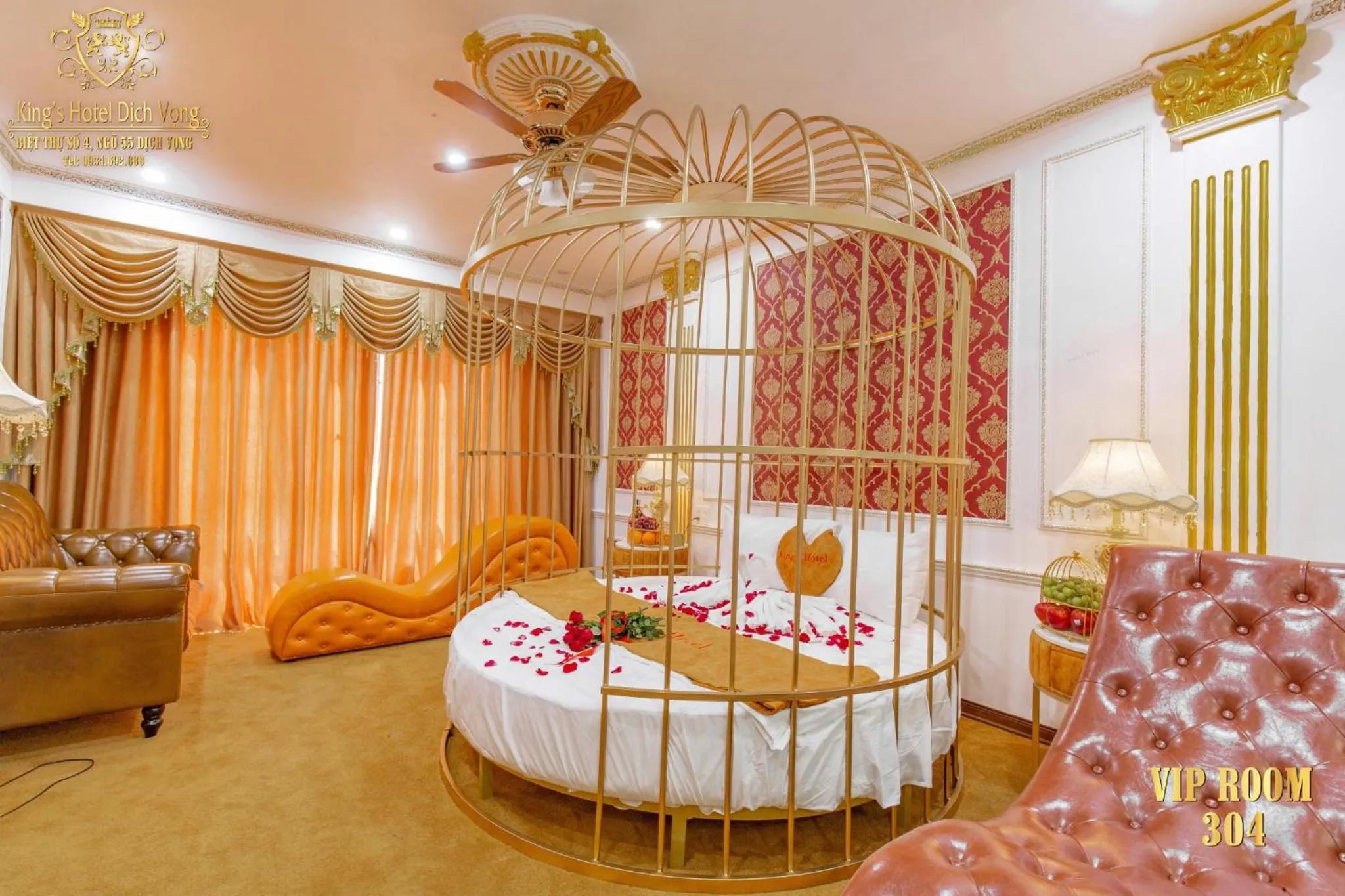 Bed in King's Hotel Dịch Vọng