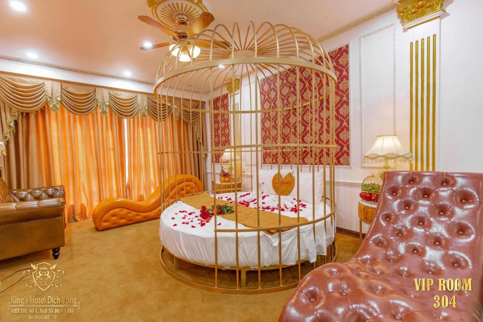 Bed in King's Hotel Dịch Vọng