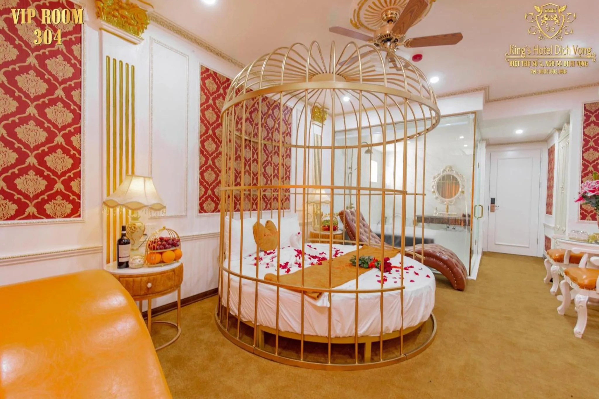 Bed in King's Hotel Dịch Vọng