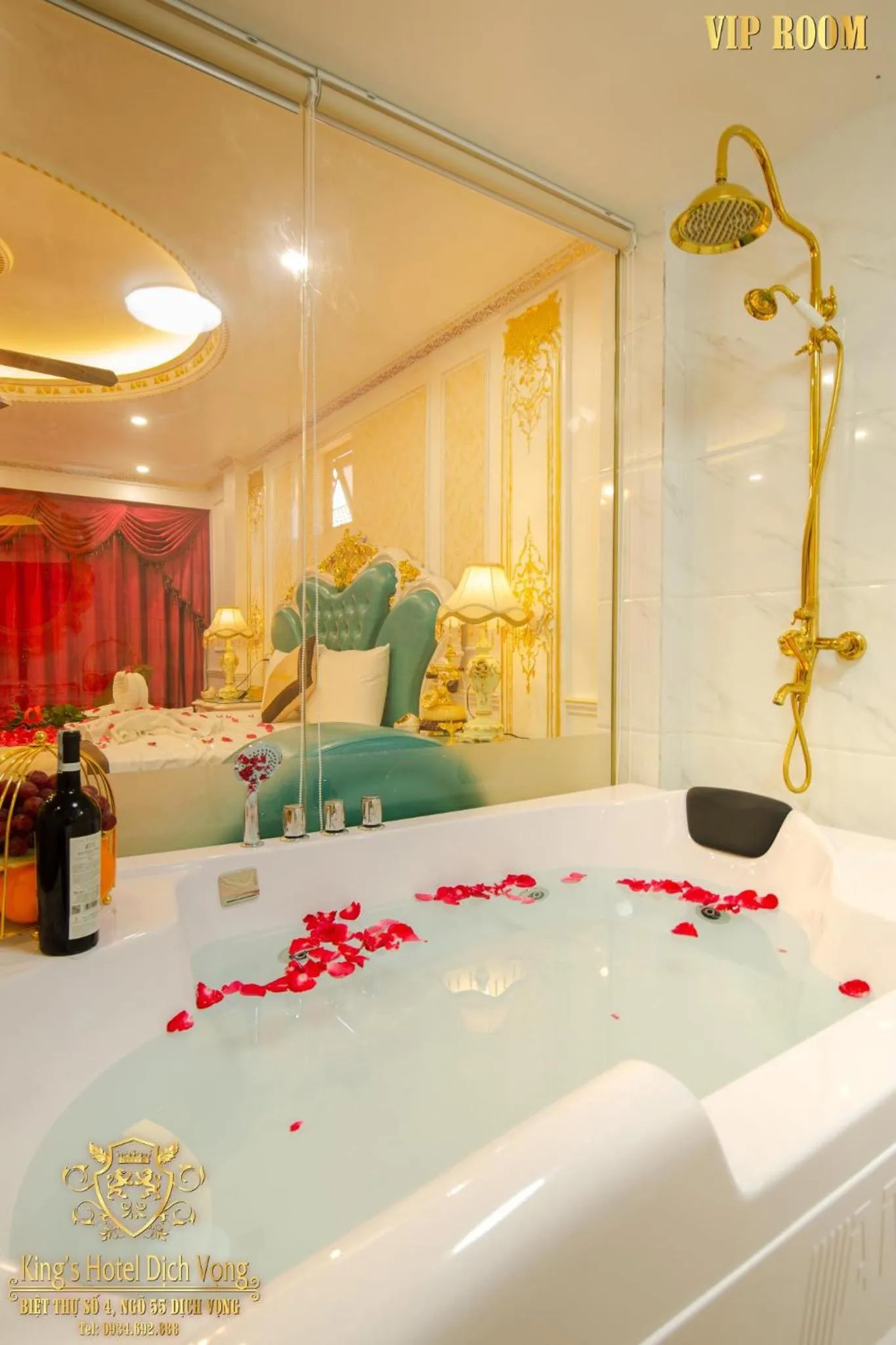 Bed in King's Hotel Dịch Vọng