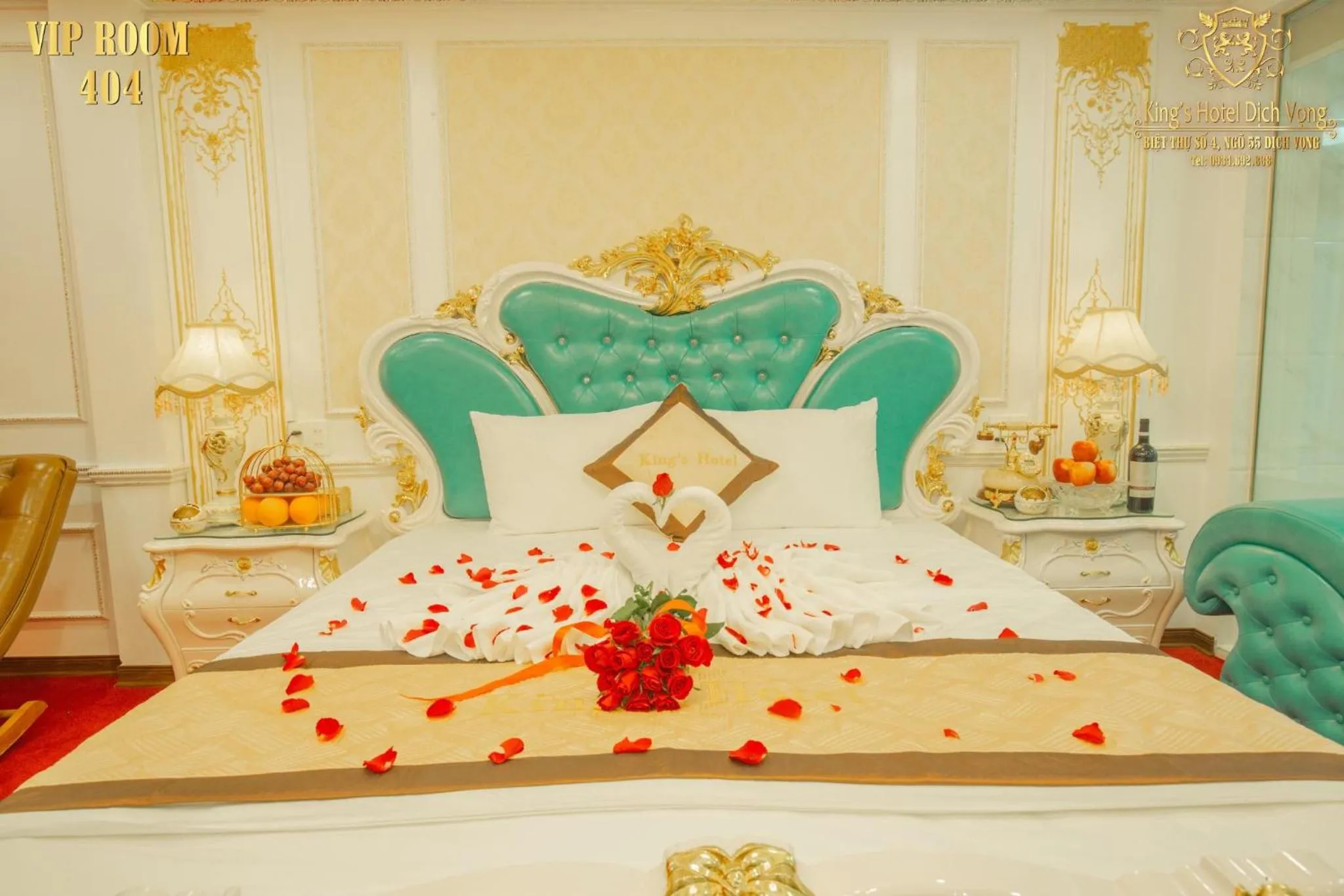 Bed in King's Hotel Dịch Vọng